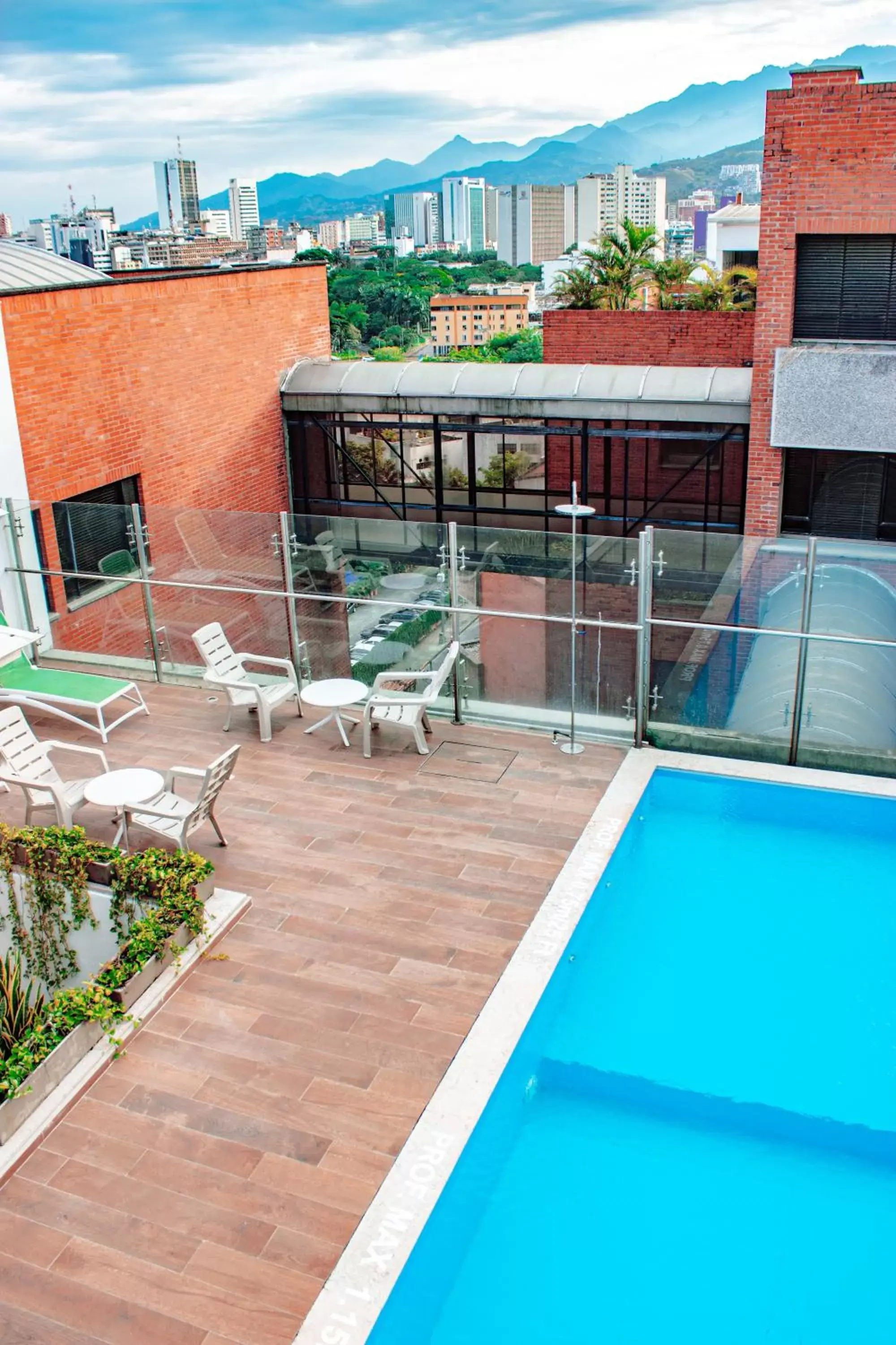 Swimming Pool in Sonesta Hotel Cali