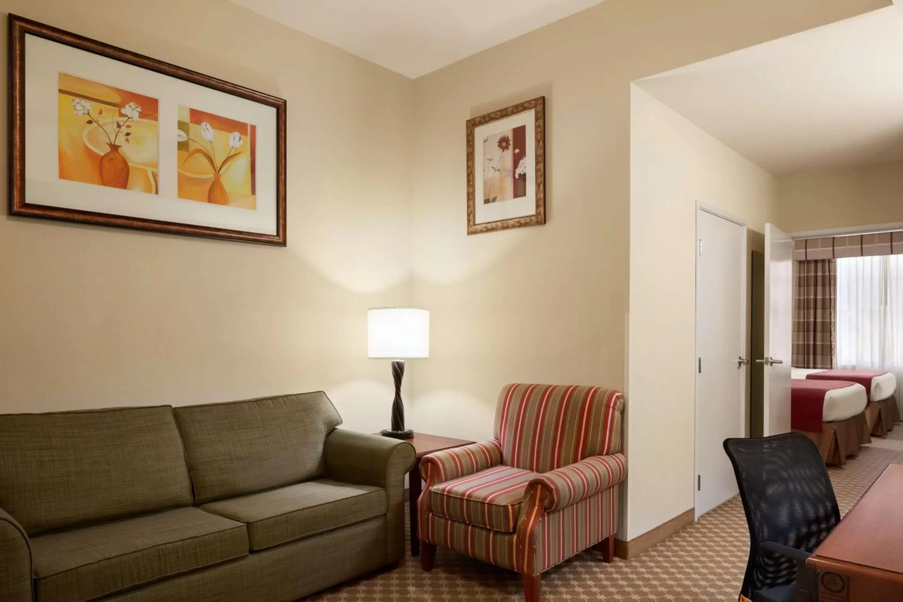 Photo of the whole room, Seating Area in Country Inn & Suites by Radisson, Crestview, FL