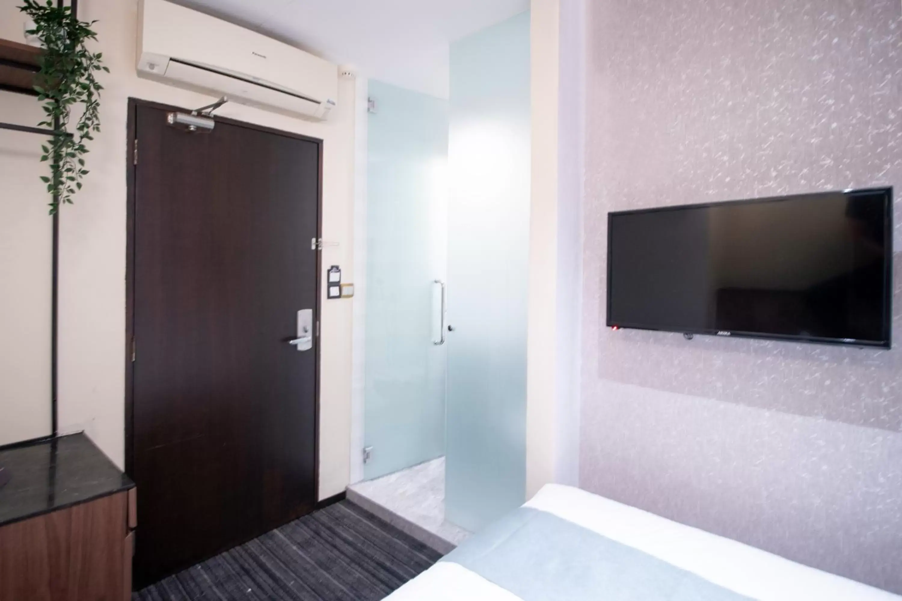 Bedroom, TV/Entertainment Center in Harbour Ville Hotel - Hamilton