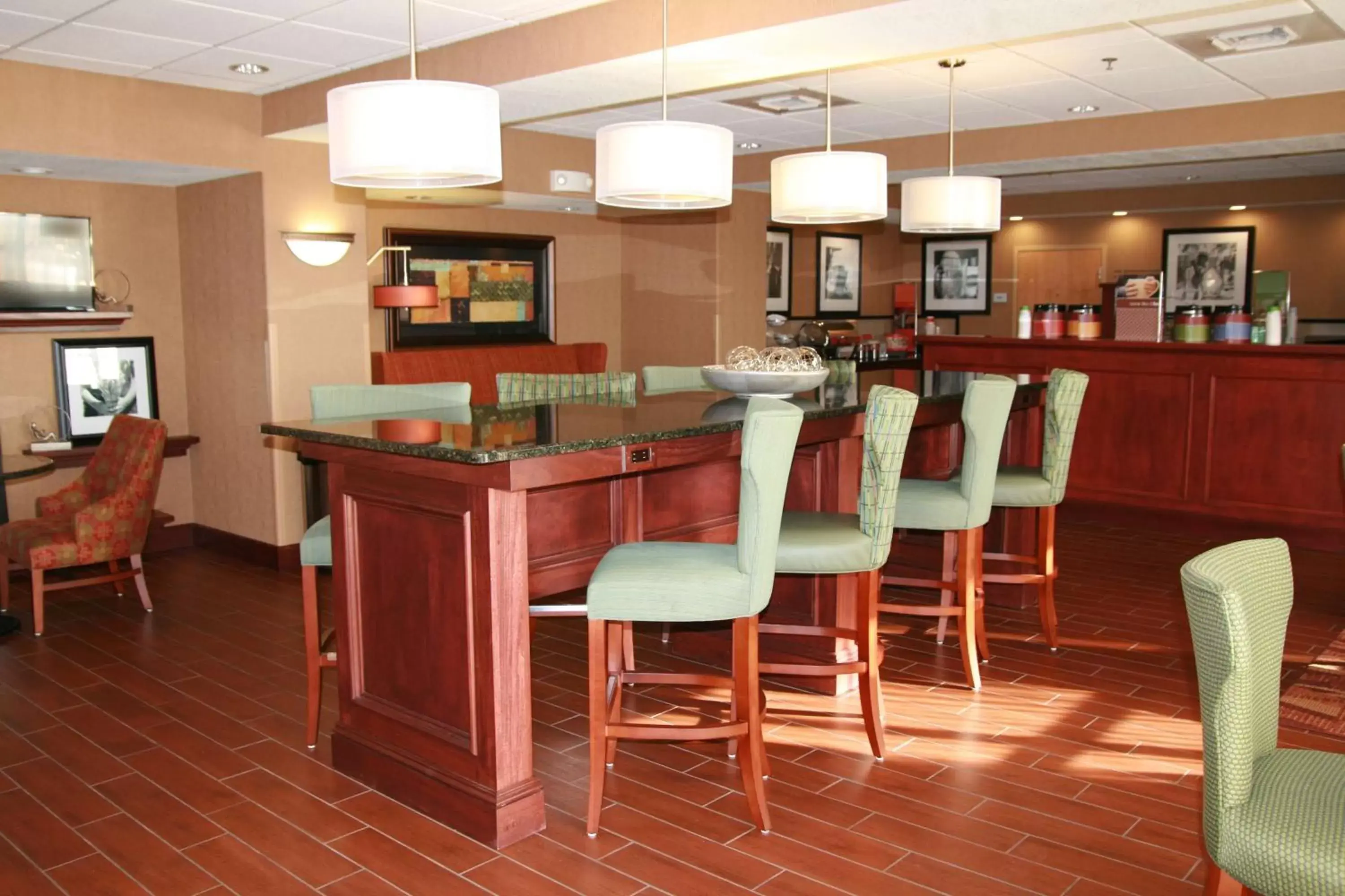 Dining area, Lounge/Bar in Hampton Inn Hays-North of I-70