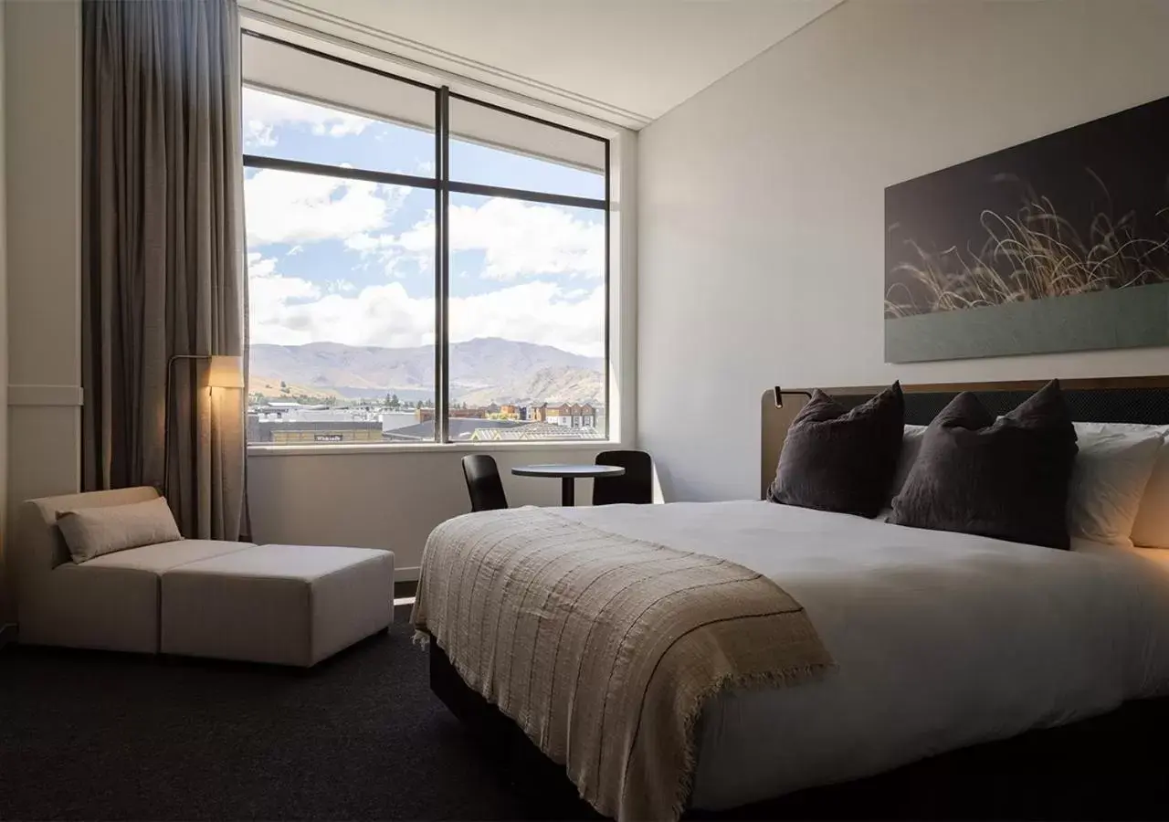 View (from property/room), Bed in Sudima Queenstown Five Mile
