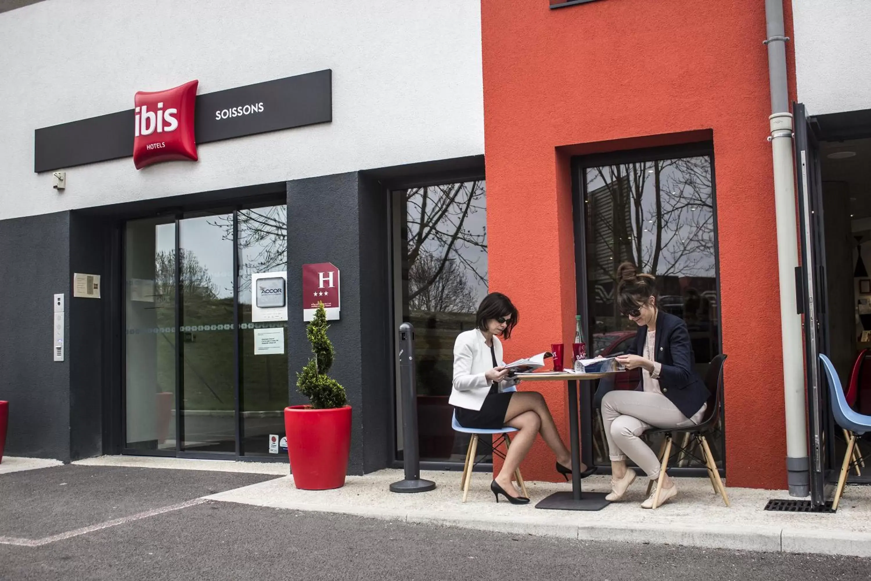 Facade/entrance in ibis Soissons Facade/entrance in ibis Soissons