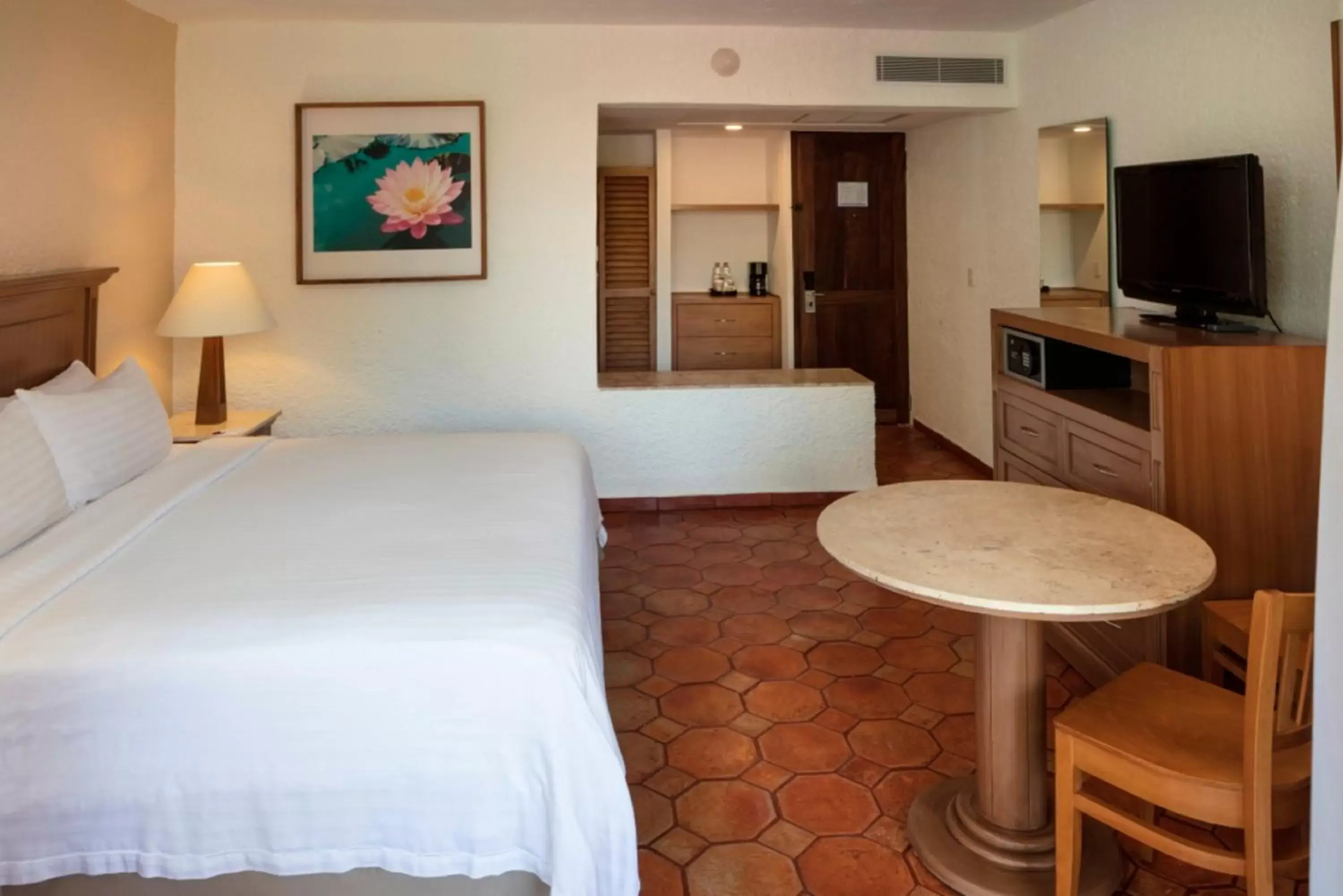 Bedroom, TV/Entertainment Center in Holiday Inn Resort Ixtapa All-Inclusive, an IHG Hotel