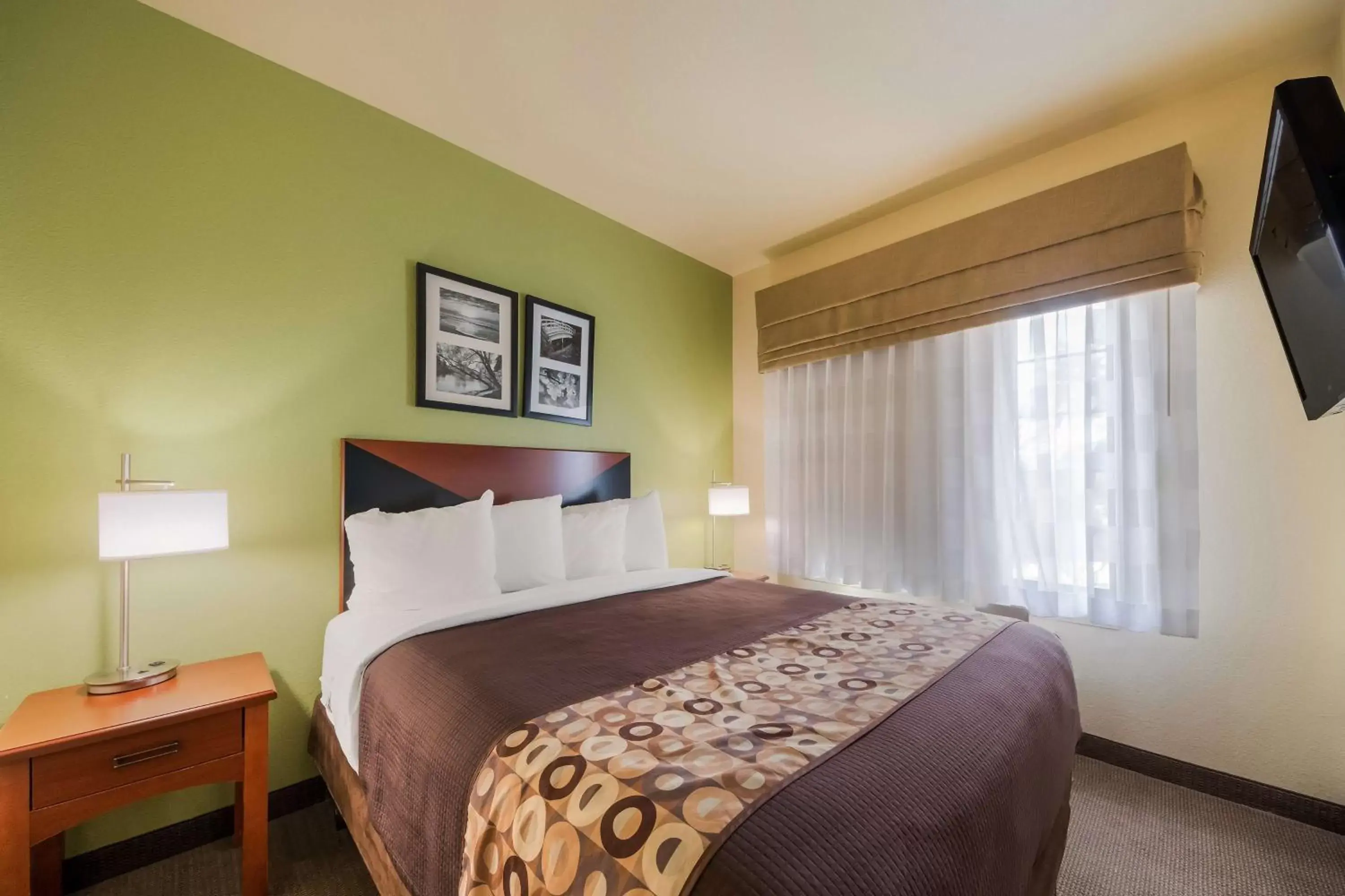 Bedroom, Bed in SureStay Plus Hotel by Best Western Near SeaWorld San Antonio