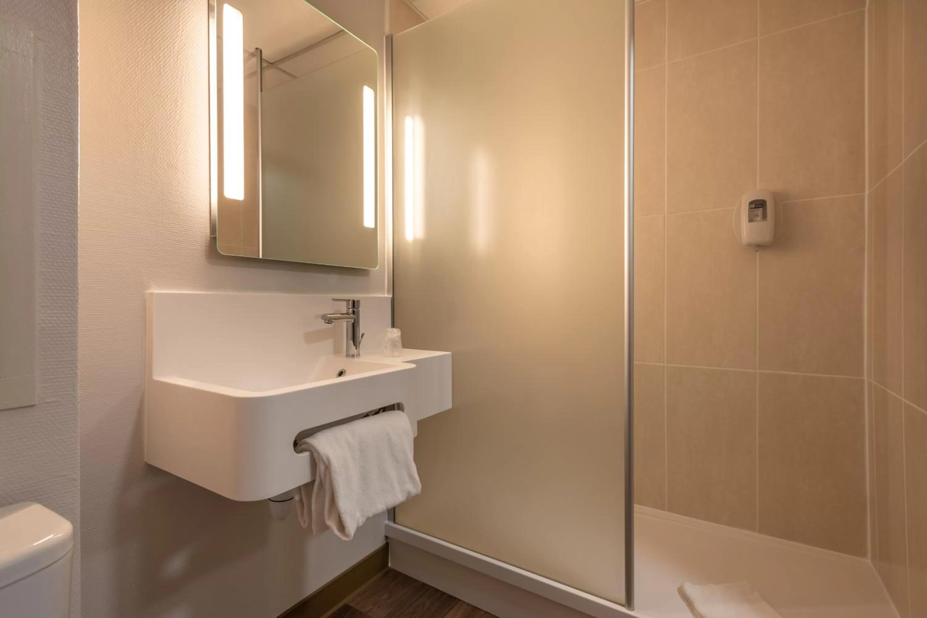 Bathroom in B&B HOTEL Quimper Sud Bénodet