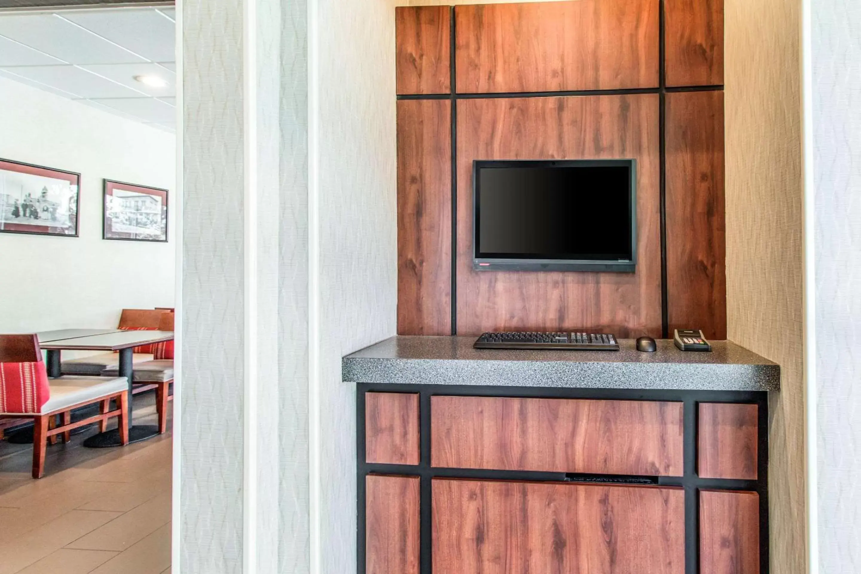 On site, TV/Entertainment Center in Comfort Inn By the Bay Hotel San Francisco