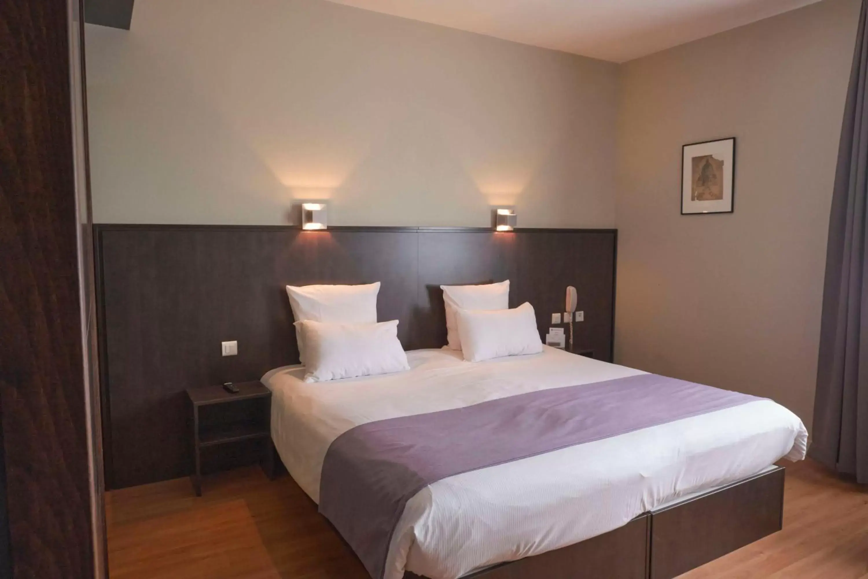 Bedroom, Bed in Best Western Plus Le Canard sur le Toit Bedroom, Bed in Best Western Plus Le Canard sur le Toit