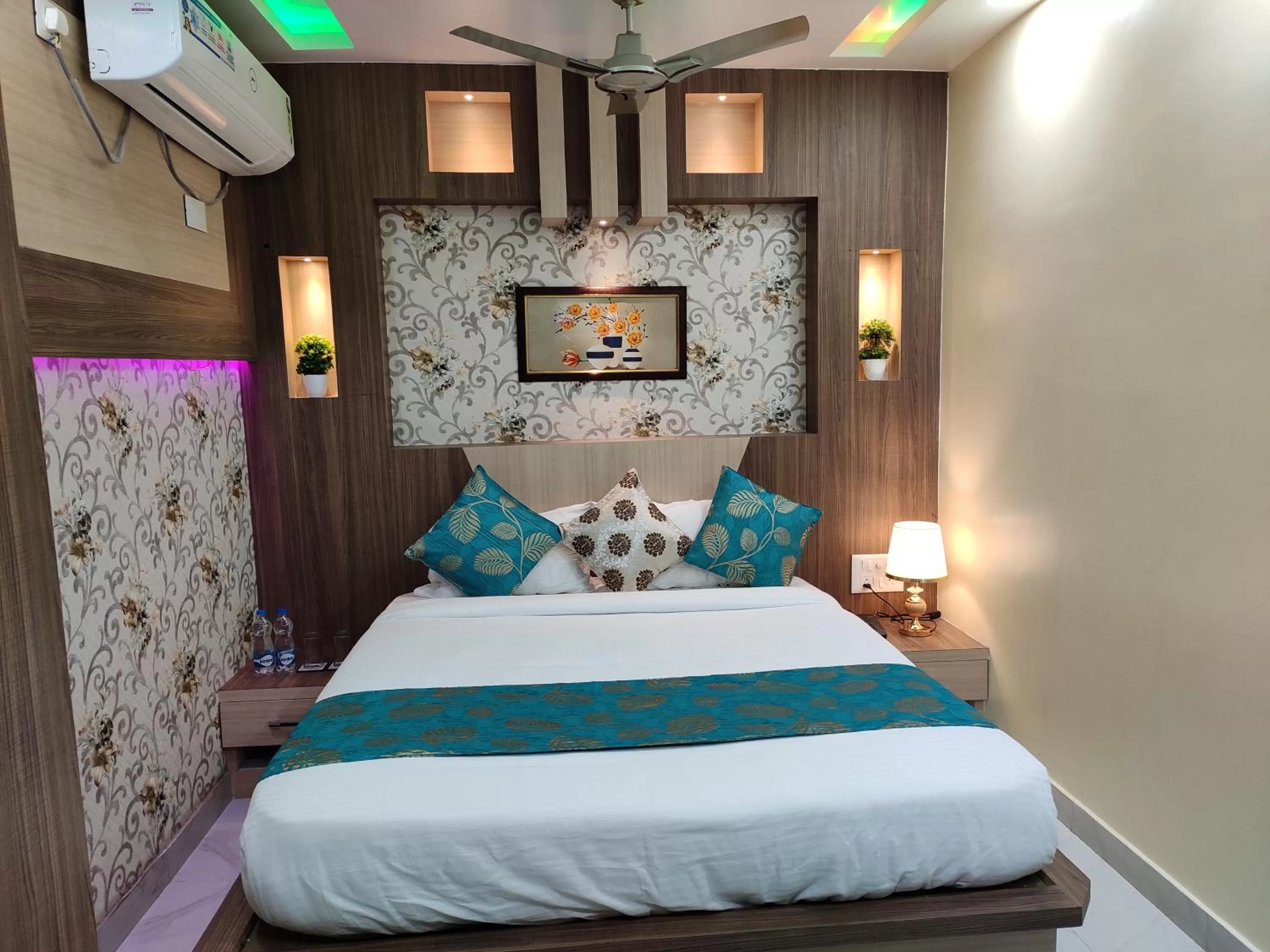 Bed in HOTEL CENTRAL SQUARE "A Couple Friendly Hotel"