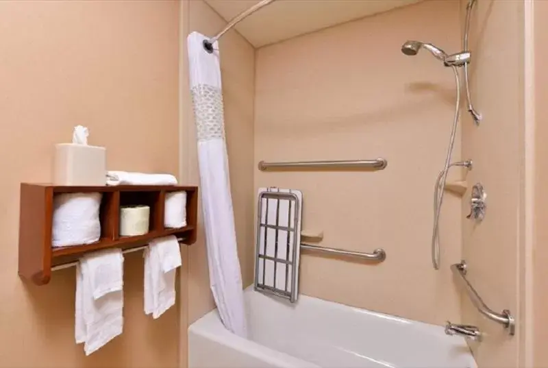 Hot Tub, Bathroom in McKnight Hotel