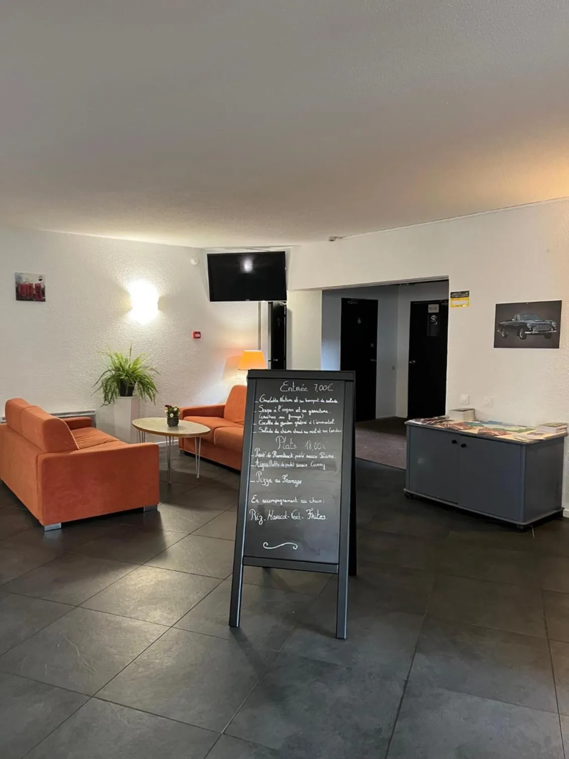 TV and multimedia, Bed in Logis Cottage Hôtel