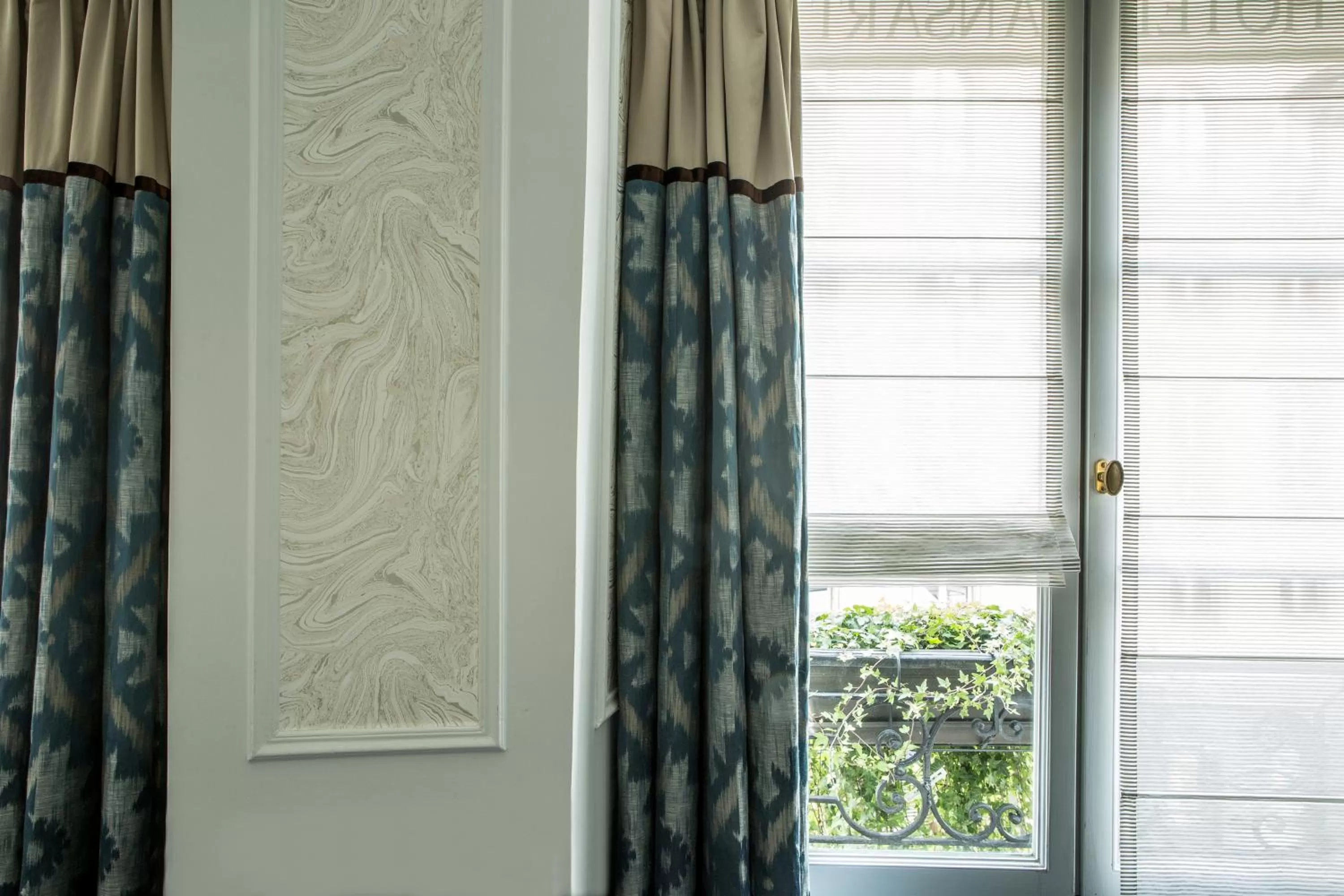 Decorative detail in Hôtel Mansart - Esprit de France