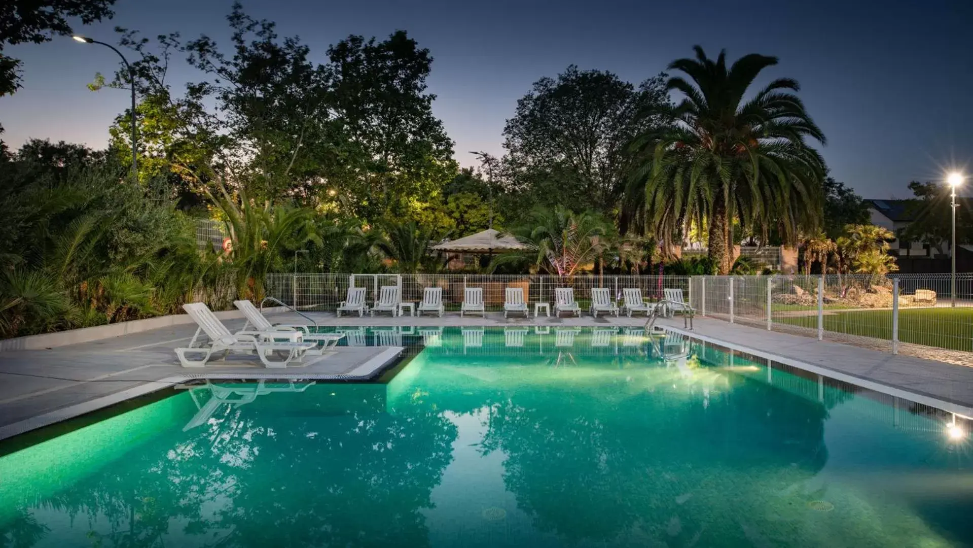 Swimming Pool in Hotel Parque Real