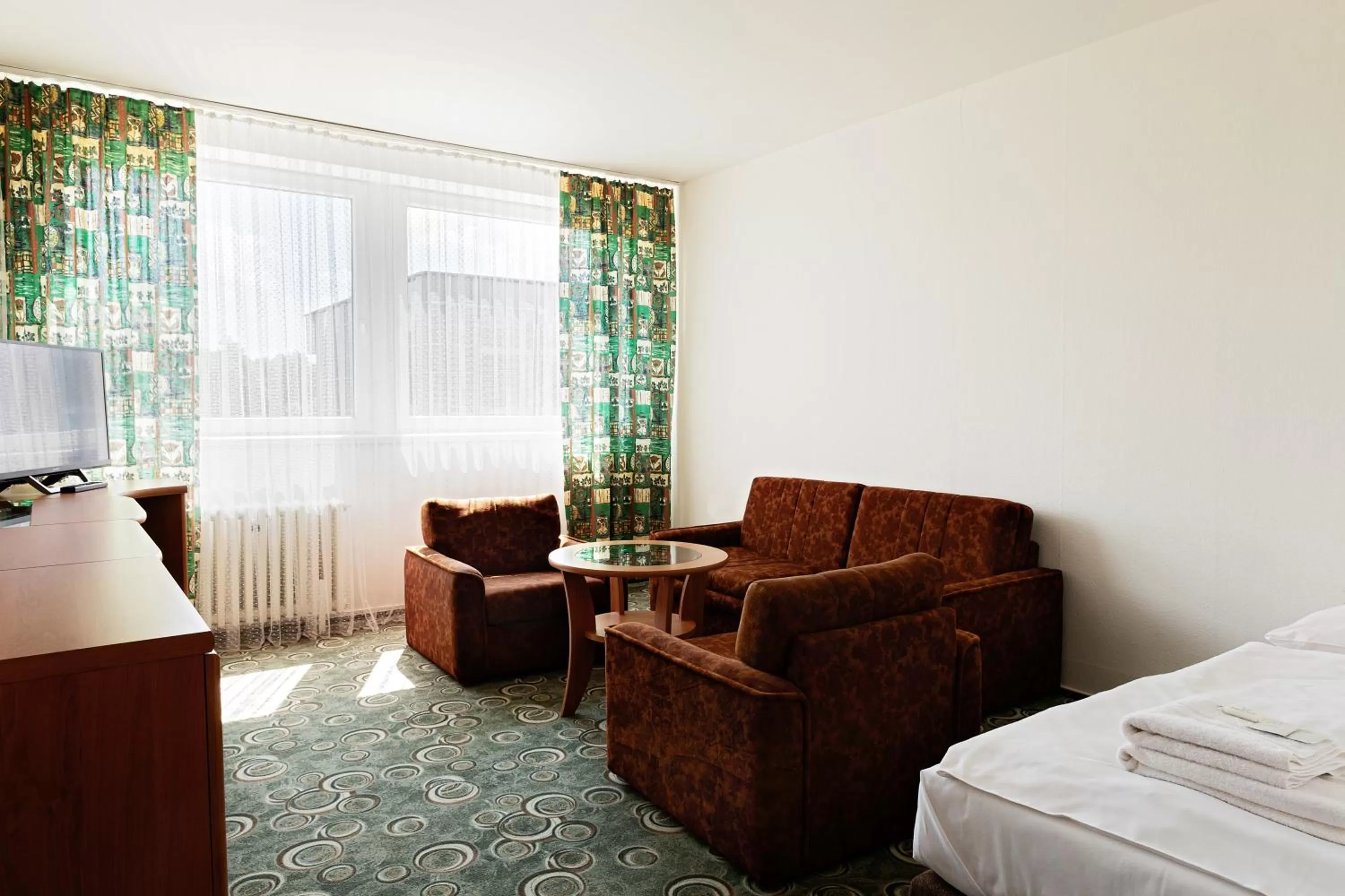 Living room, Bed in Hotel Slezan