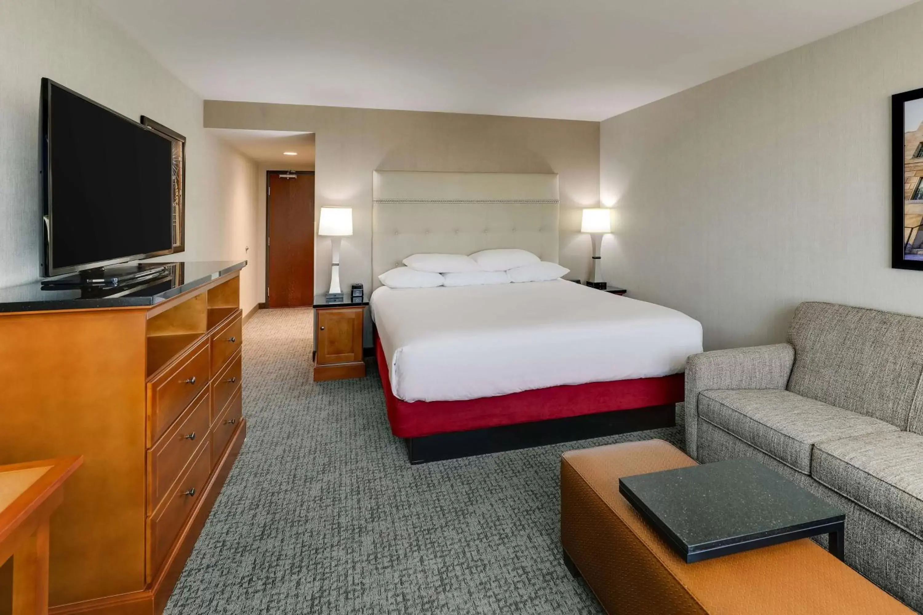 Bedroom, TV/Entertainment Center in Drury Inn & Suites Phoenix Airport