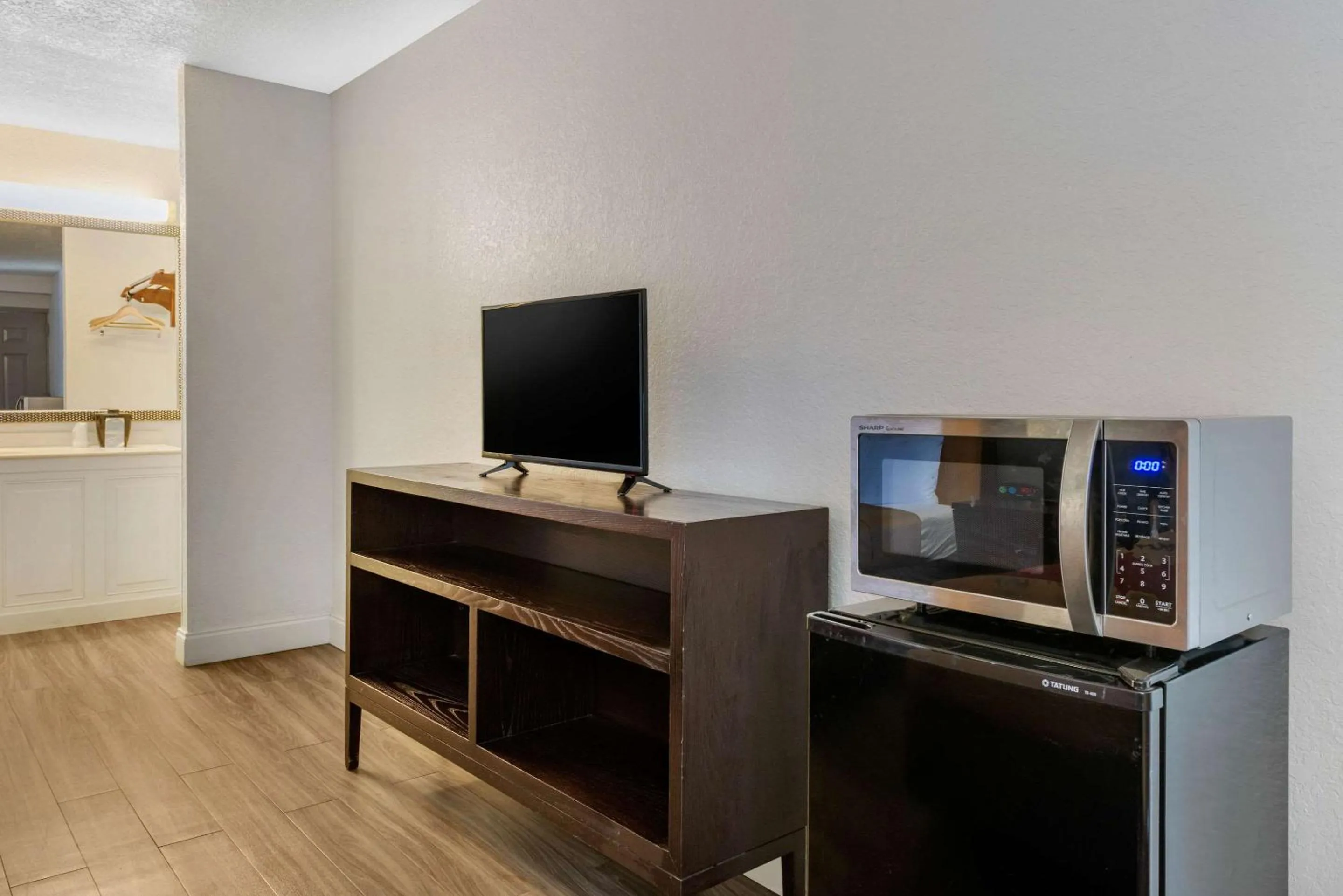 Photo of the whole room in Econo Lodge Airport - RJ Stadium