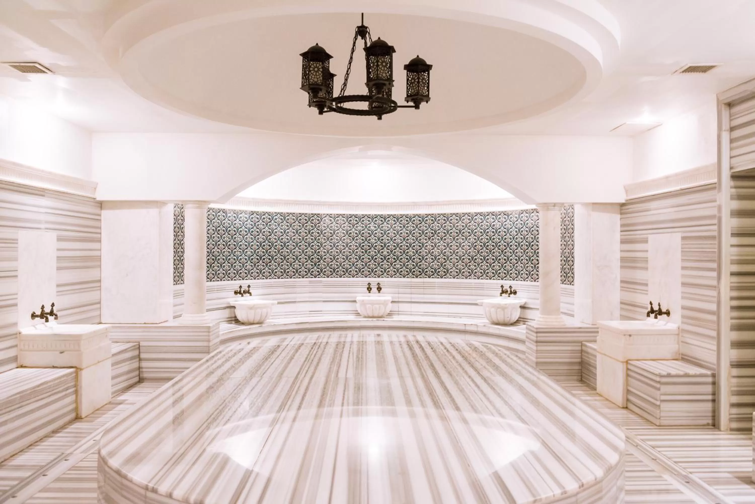 Public Bath, Bed in Barut B Suites