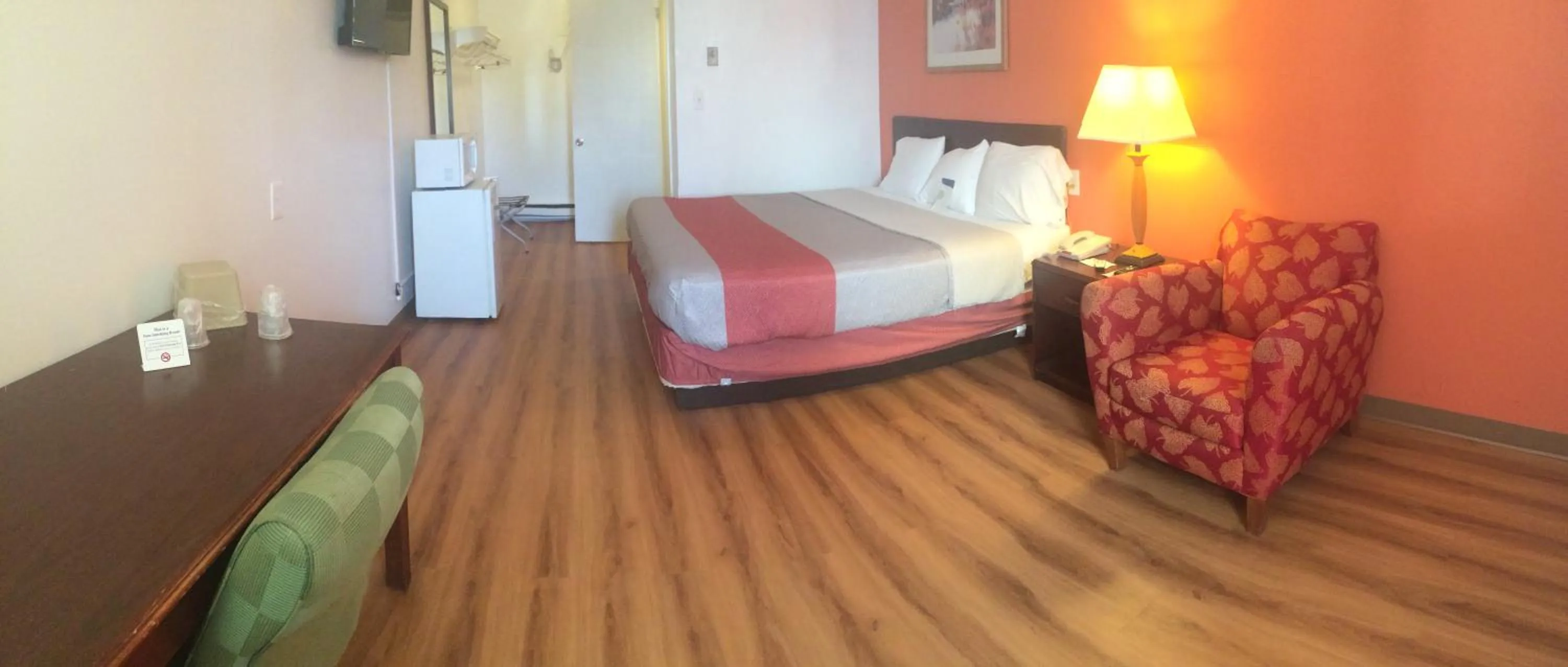 Bedroom, Bed in Motel 6-Frackville, PA