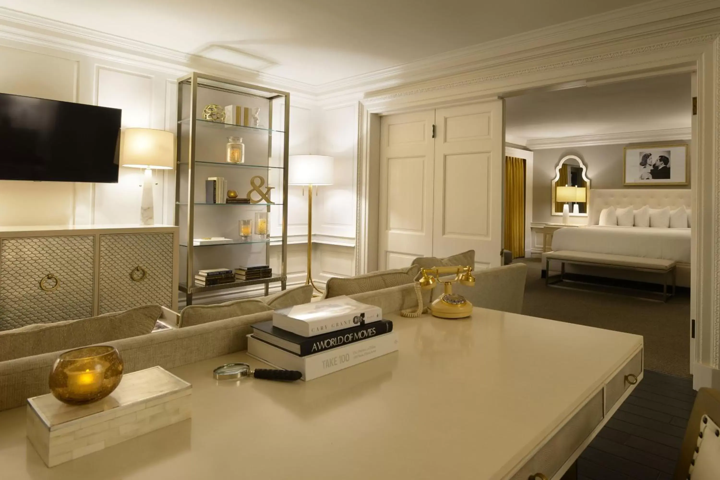 Photo of the whole room, Bed in Magnolia Hotel St. Louis, a Tribute Portfolio Hotel Photo of the whole room, Bed in Magnolia Hotel St. Louis, a Tribute Portfolio Hotel