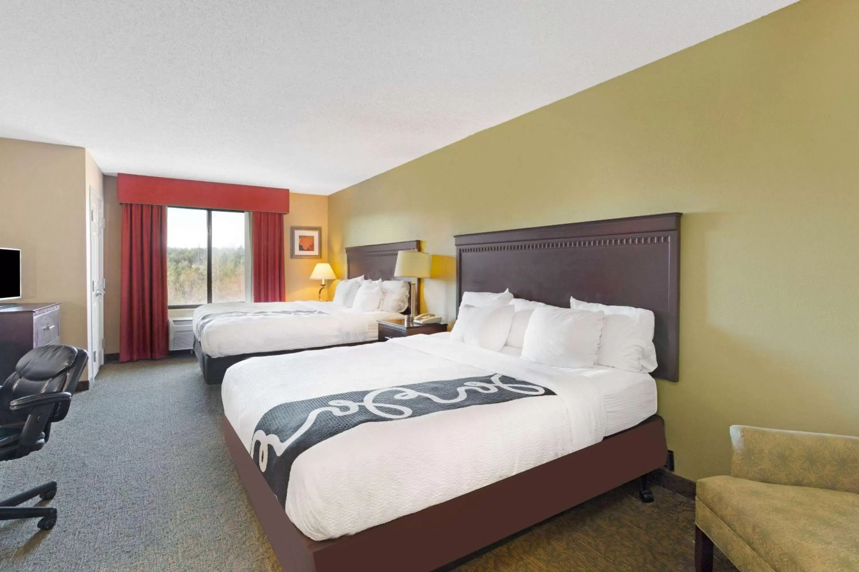 Photo of the whole room, Bed in La Quinta by Wyndham Richmond - Kings Dominion