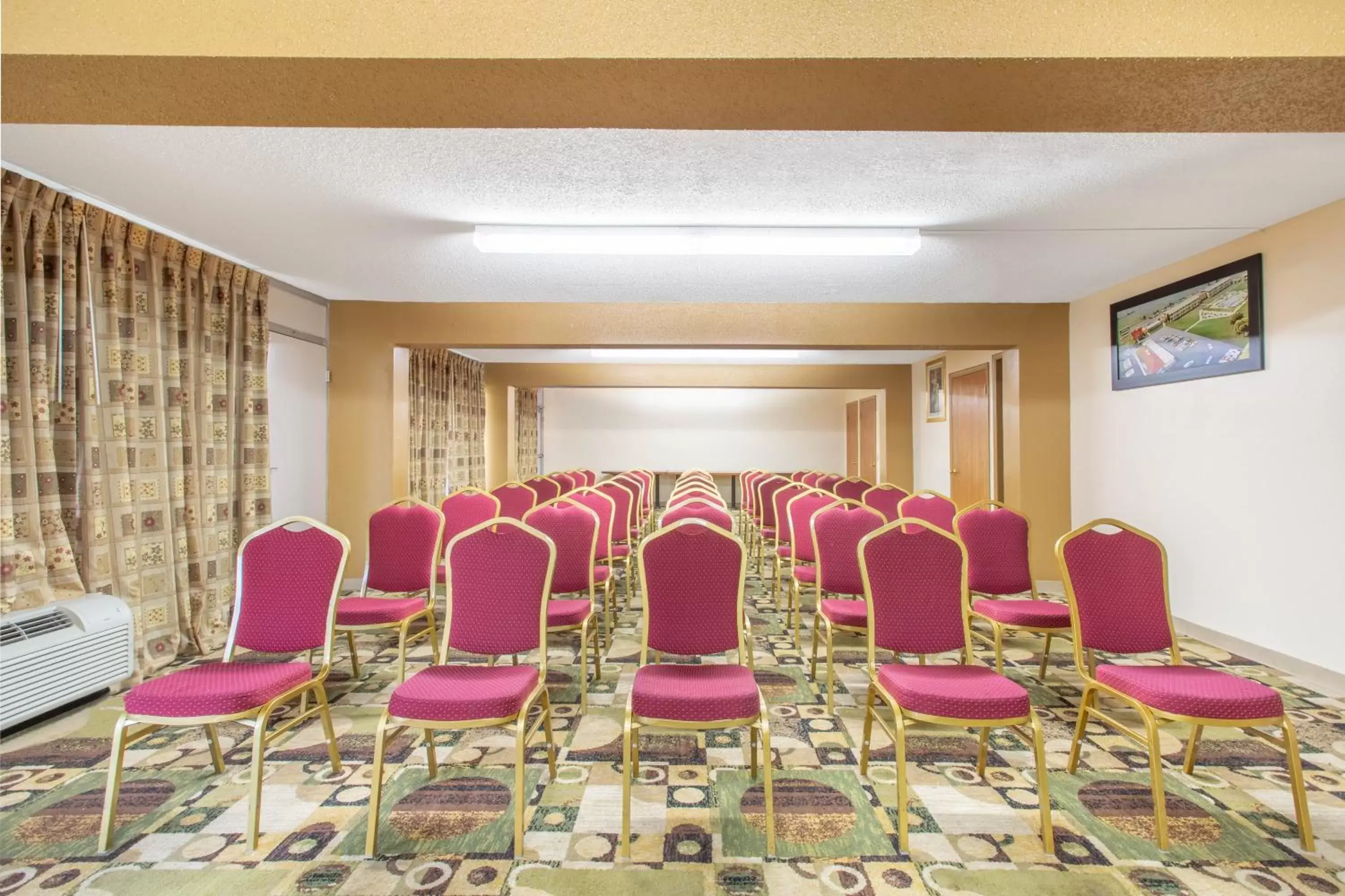 Meeting/conference room in Howard Johnson by Wyndham Albany