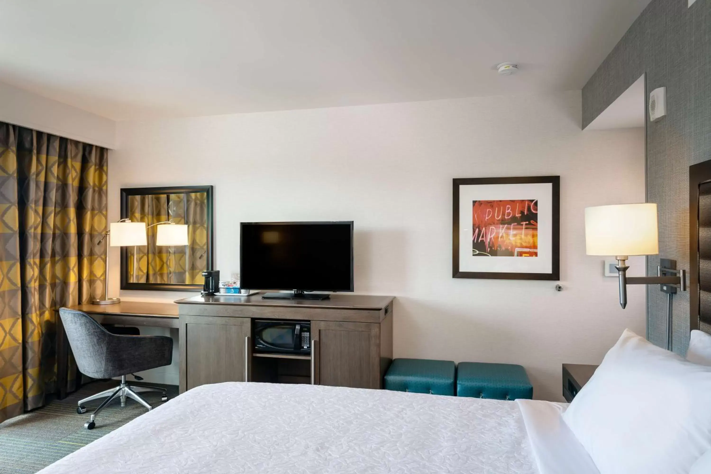 Bed in Hampton Inn & Suites by Hilton Seattle/Northgate
