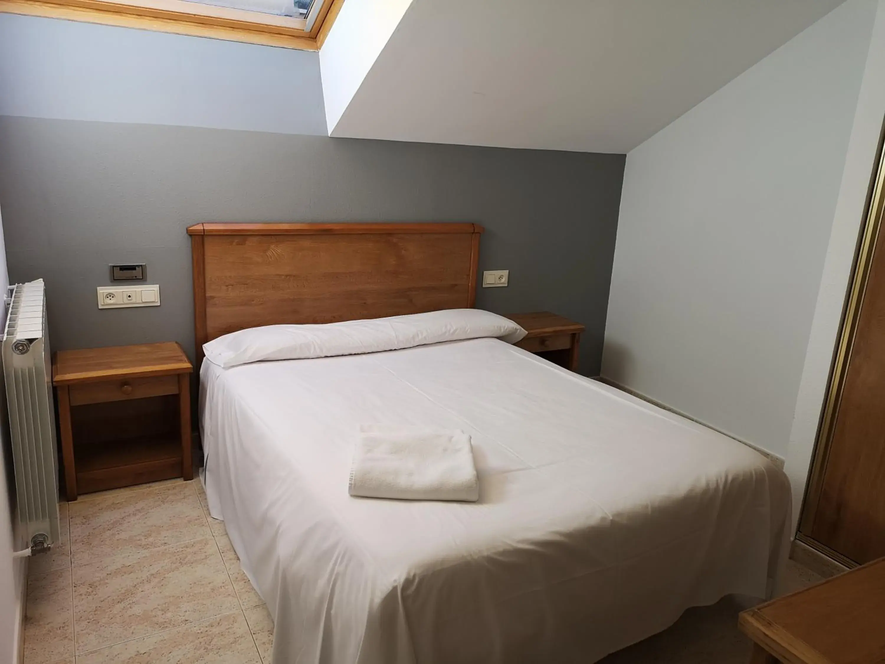 Photo of the whole room, Bed in Ciudad de Jaca