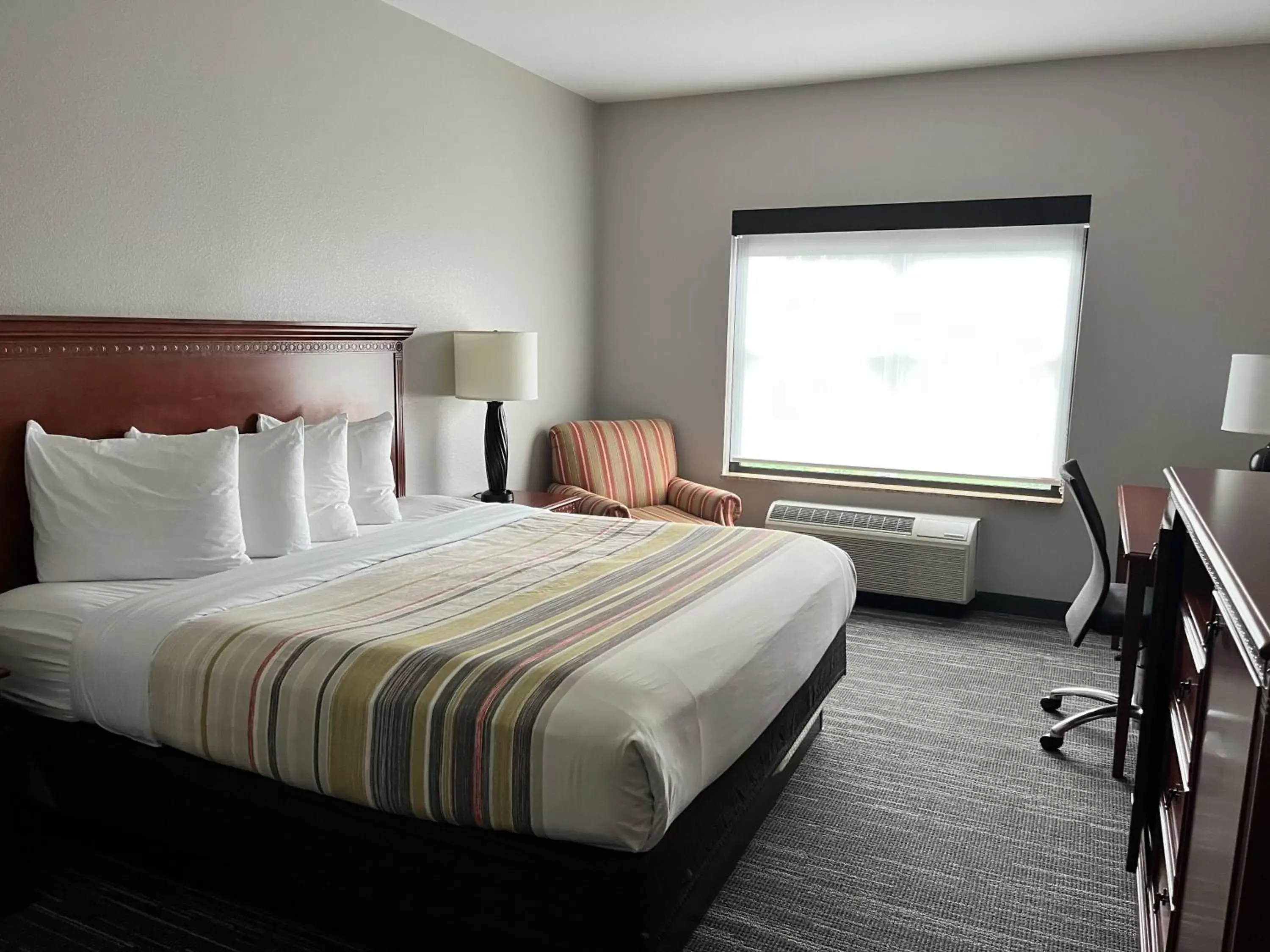 Bed in Country Inn & Suites by Radisson, Harrisburg - Hershey-West, PA