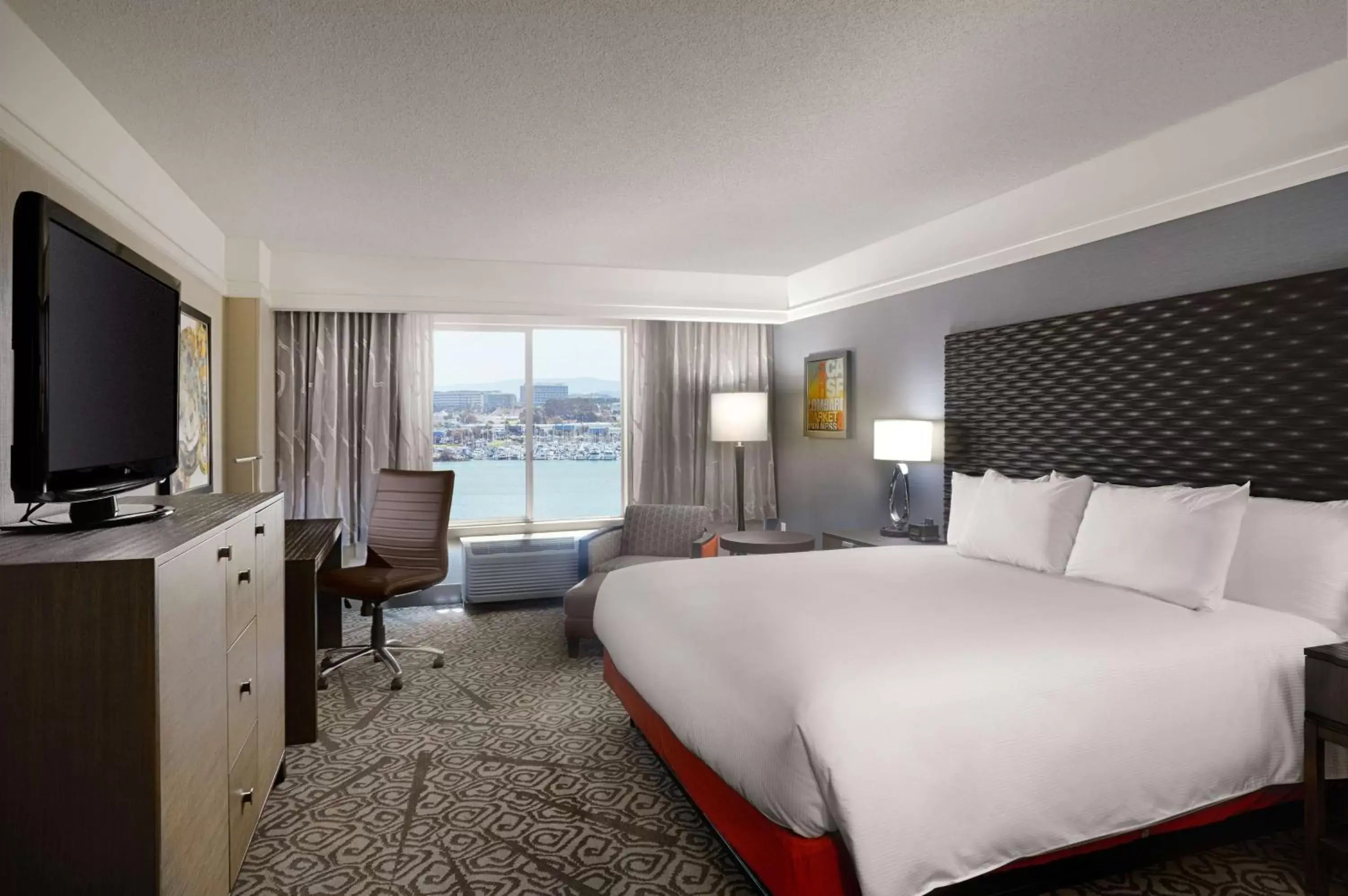 TV and multimedia, Bed in DoubleTree by Hilton San Francisco Airport North Bayfront TV and multimedia, Bed in DoubleTree by Hilton San Francisco Airport North Bayfront