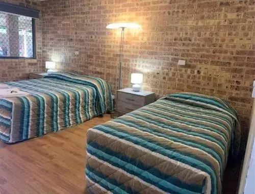 Bed in Golden Beach Motor Inn