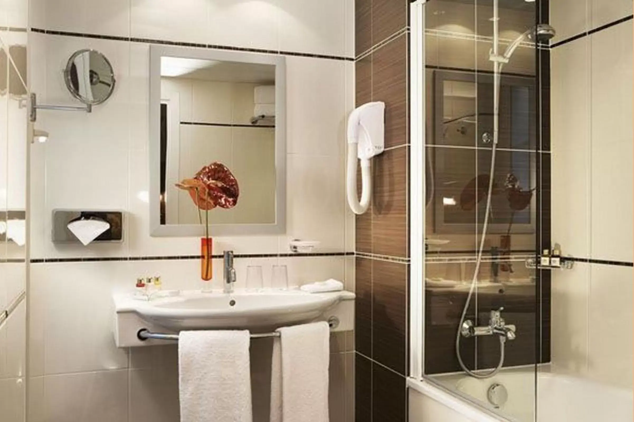 Bathroom in Hotel Elysées Bassano
