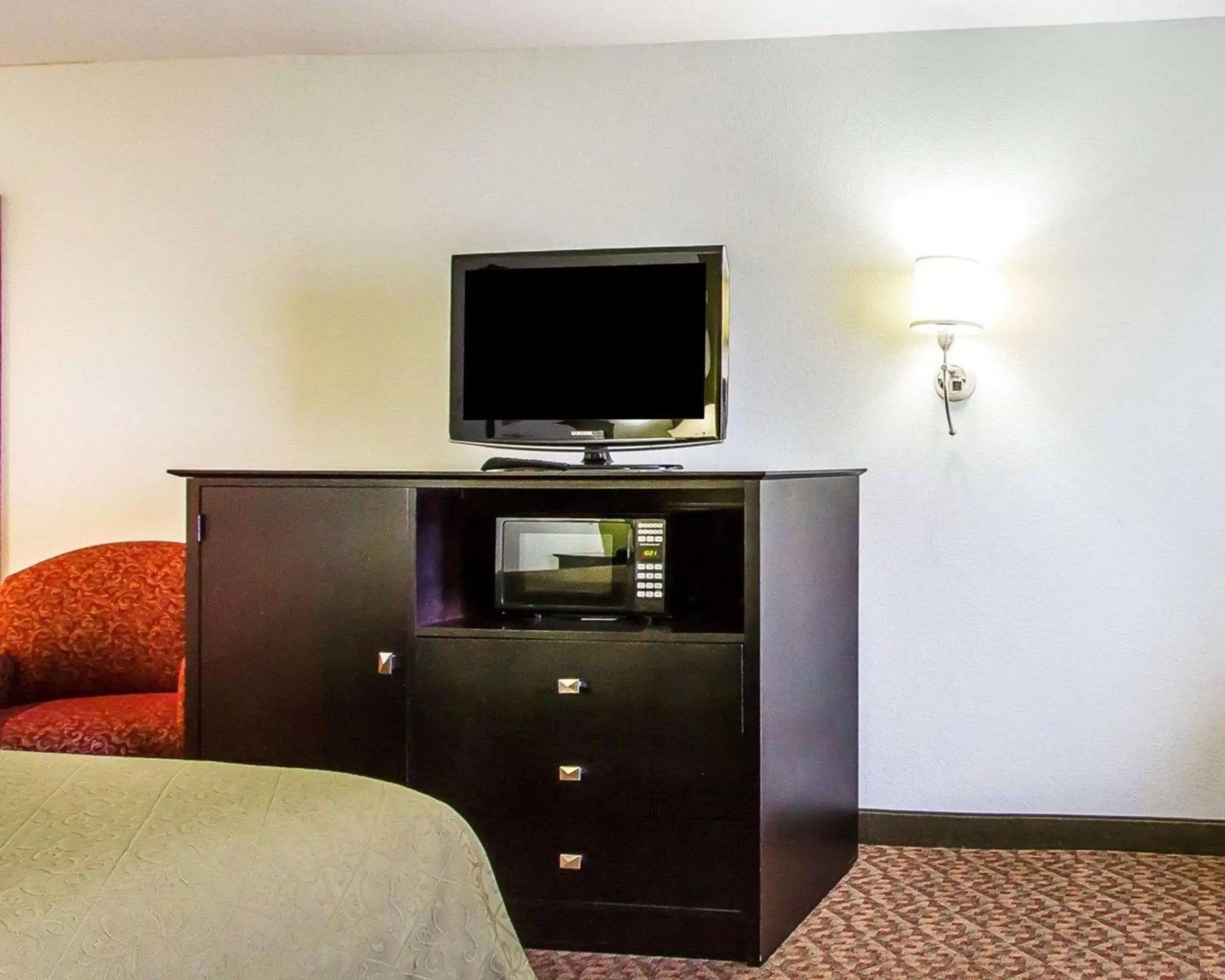 Photo of the whole room, TV/Entertainment Center in Quality Inn Pontiac