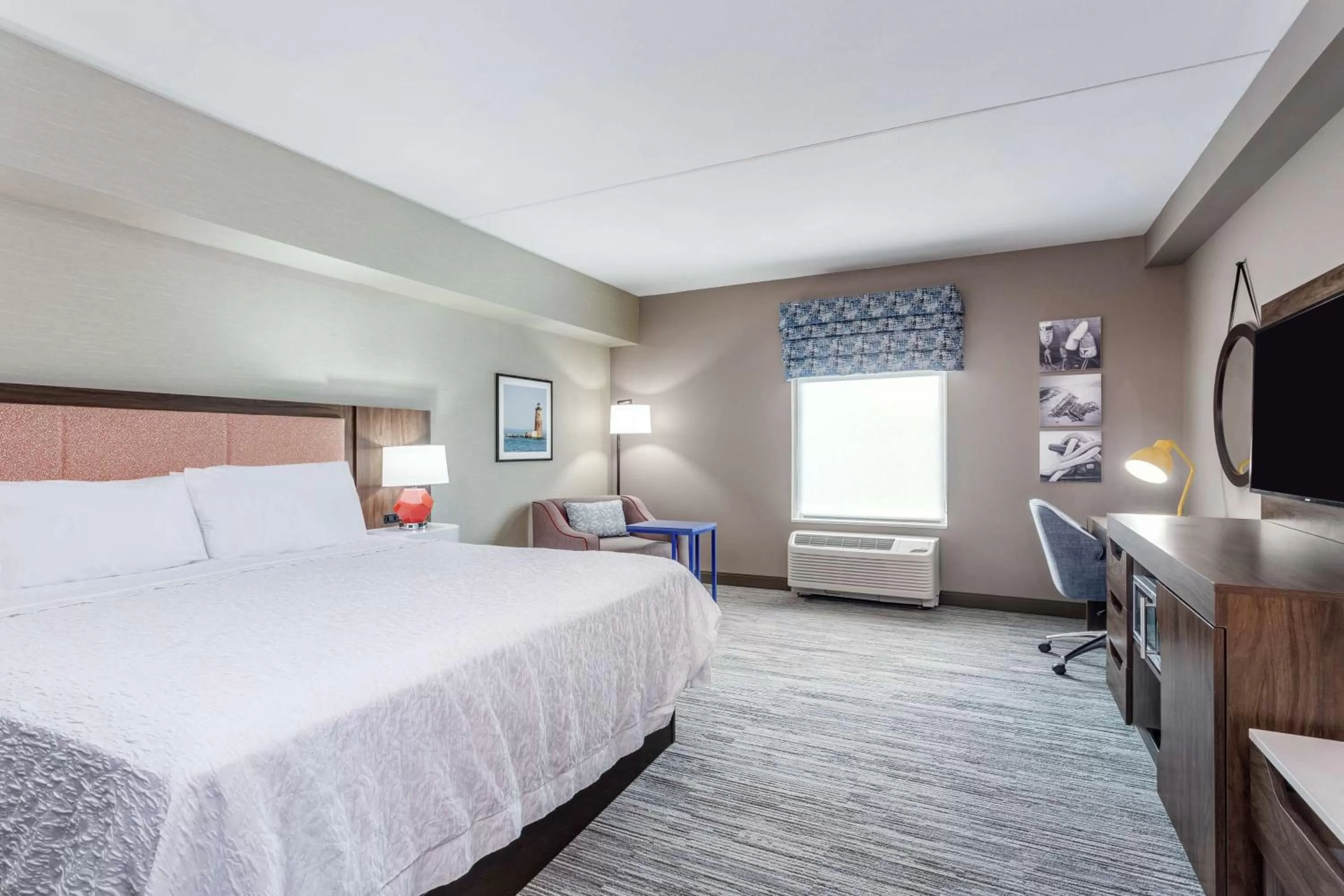 Bedroom, Bed in Hampton Inn & Suites Kittery-Portsmouth