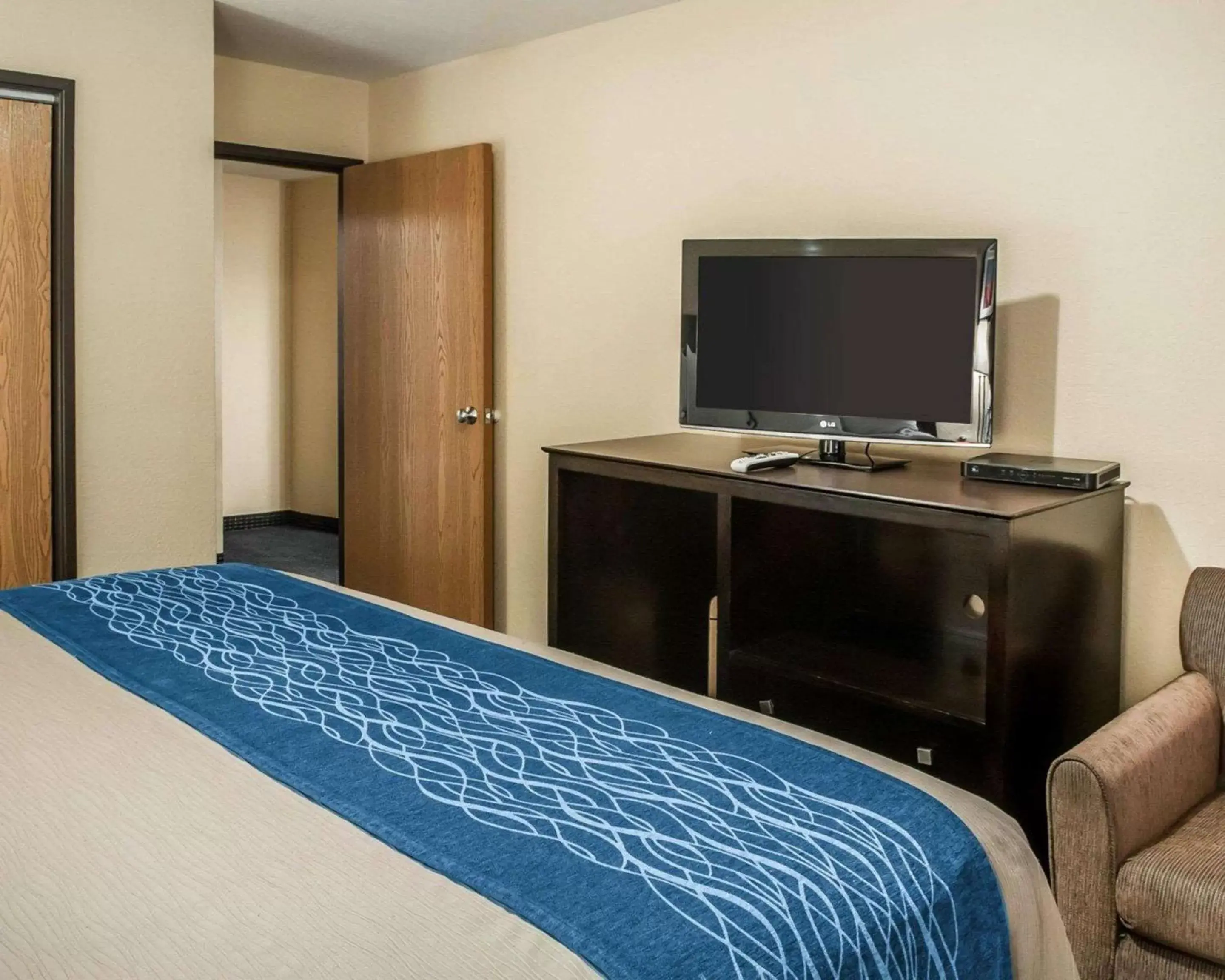 Bedroom, TV/Entertainment Center in Comfort Inn Gallup I-40 Exit 20