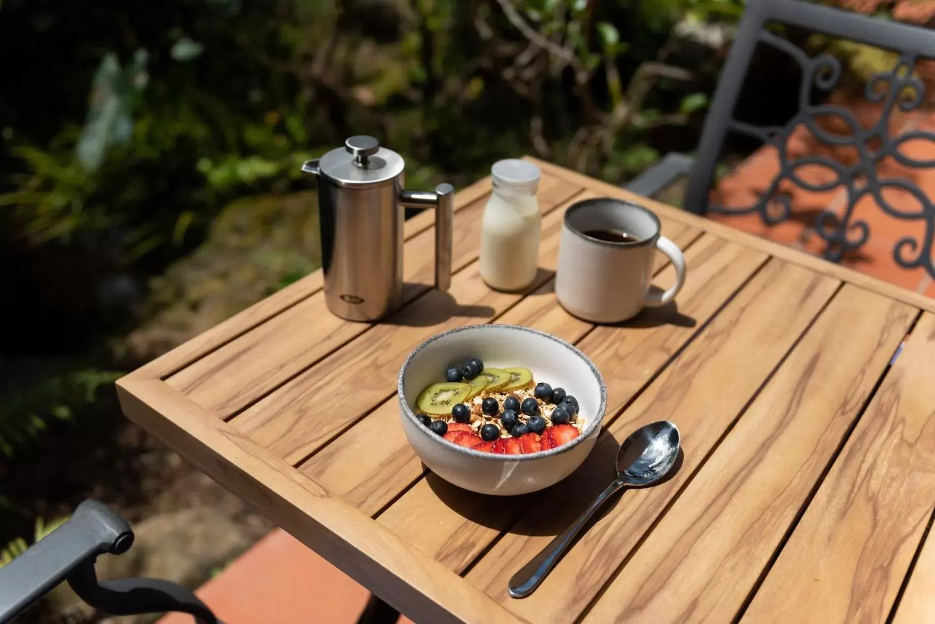 Breakfast in Pāteke Lodge