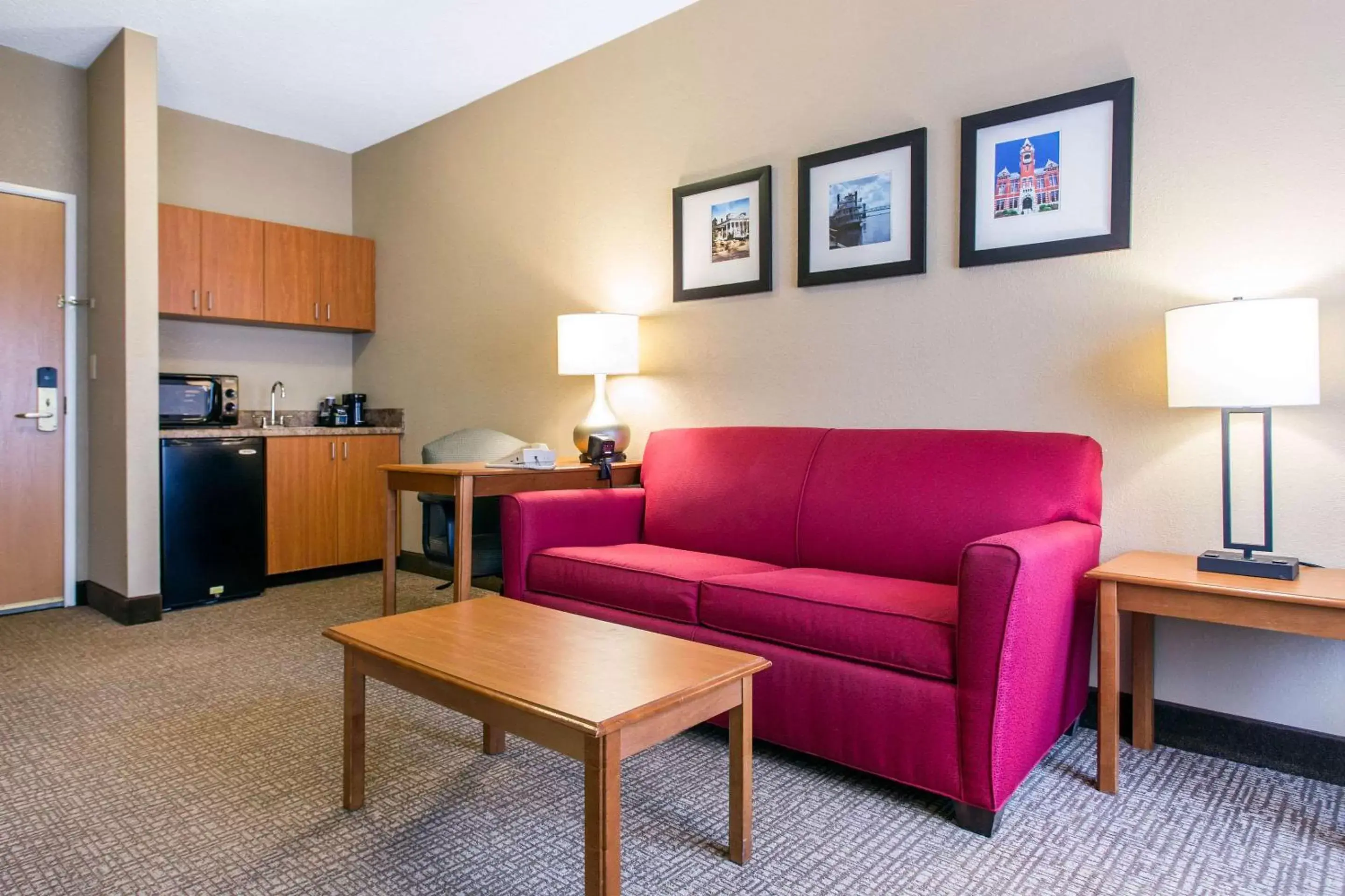 Photo of the whole room, Seating Area in Comfort Suites Wilmington near Downtown