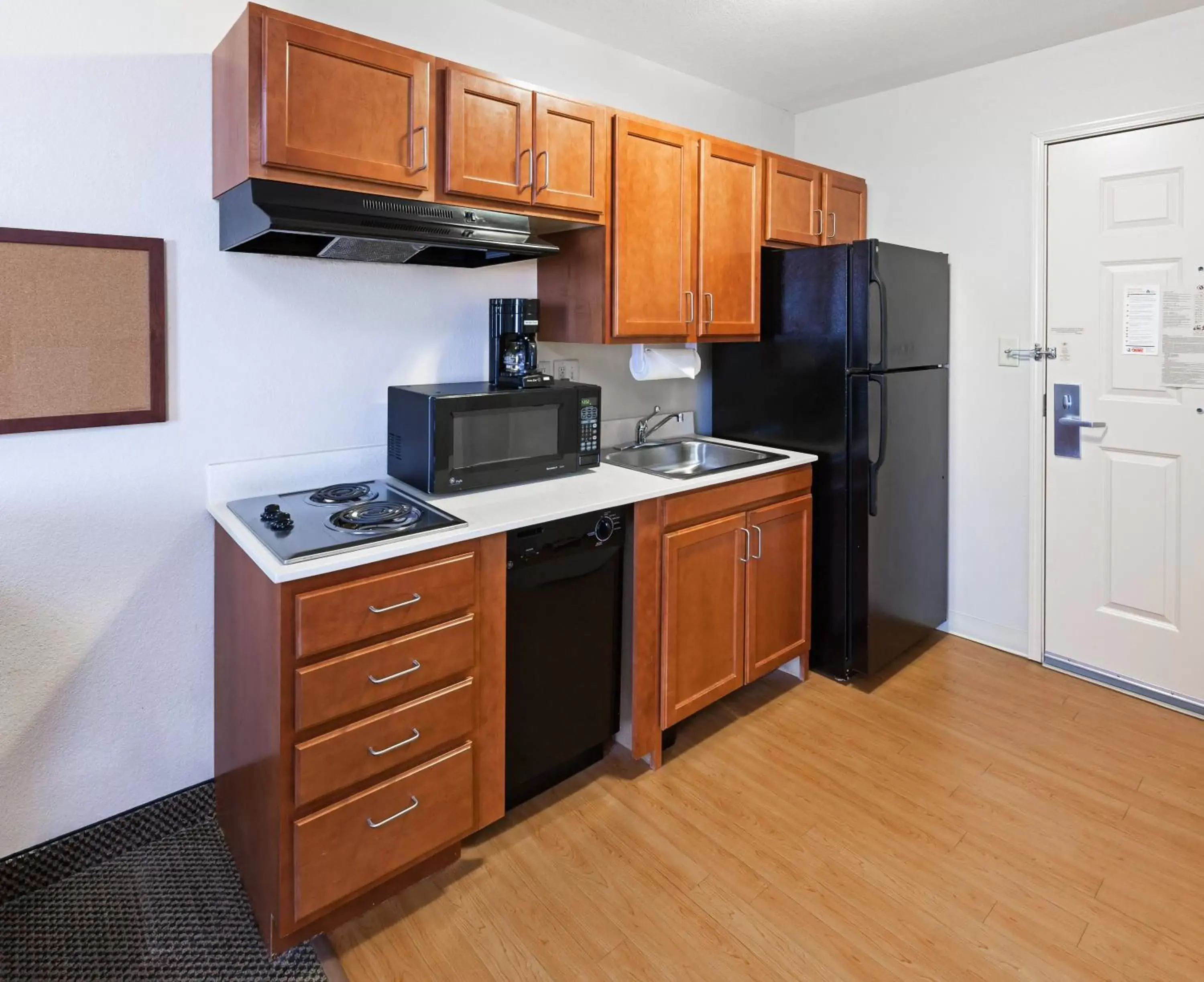 Photo of the whole room, Kitchen/Kitchenette in Candlewood Suites Owasso, an IHG Hotel