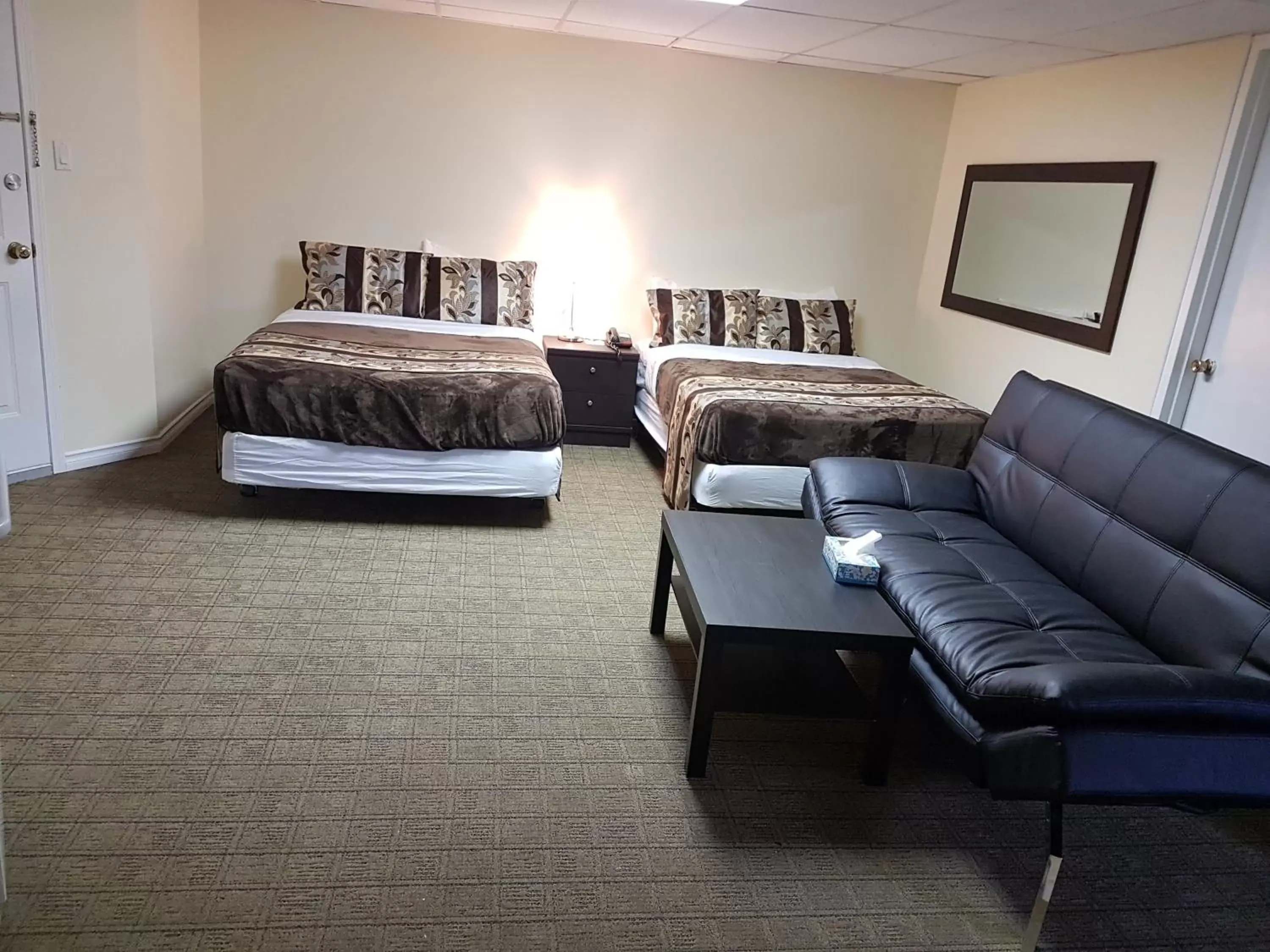 bunk bed, Bed in Parkway Motel & European Lodges