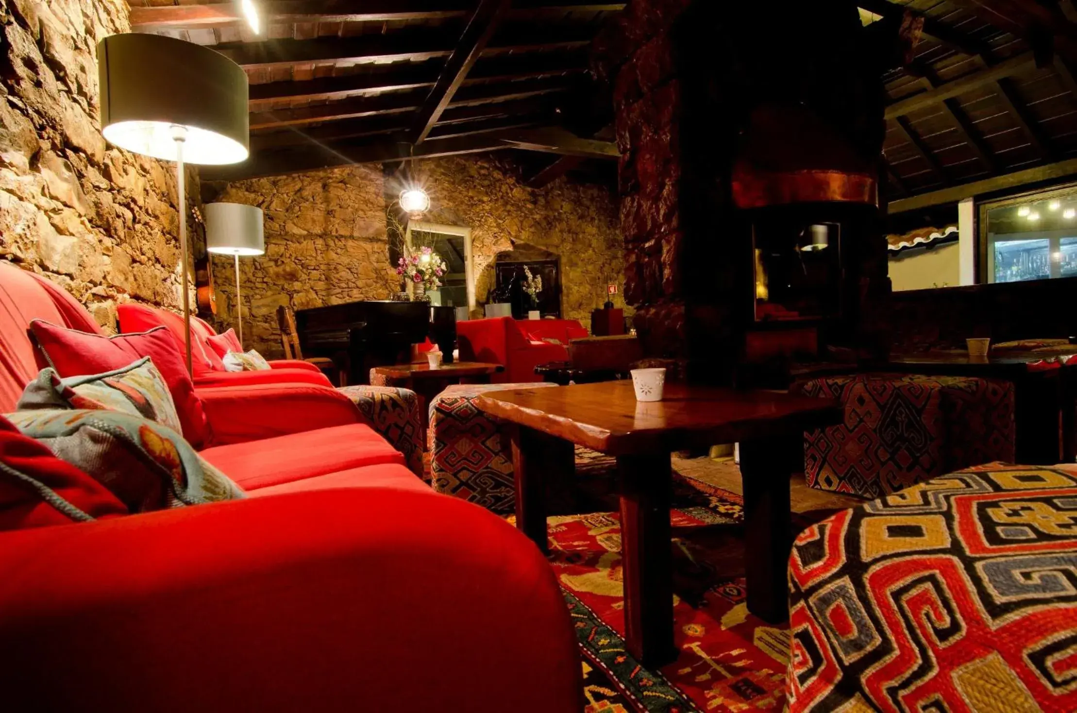 Lounge or bar, Restaurant/Places to Eat in Estalagem Muchaxo Hotel