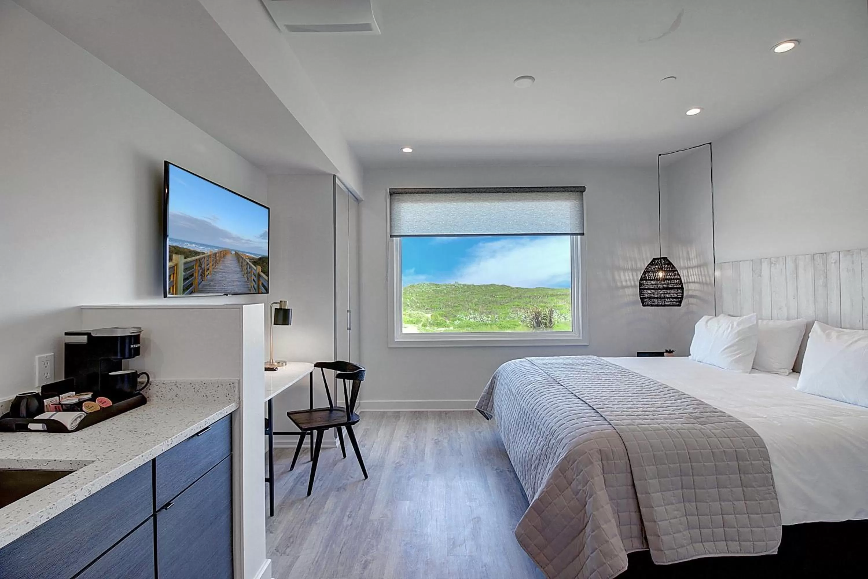 Photo of the whole room, Bed in Lively Beach