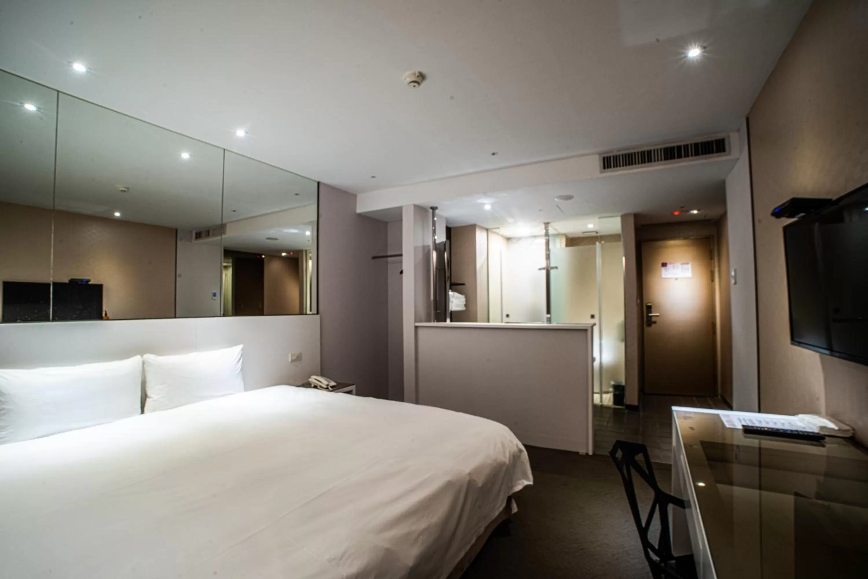 Photo of the whole room, Bed in Artinn藝築文旅-台北站前館