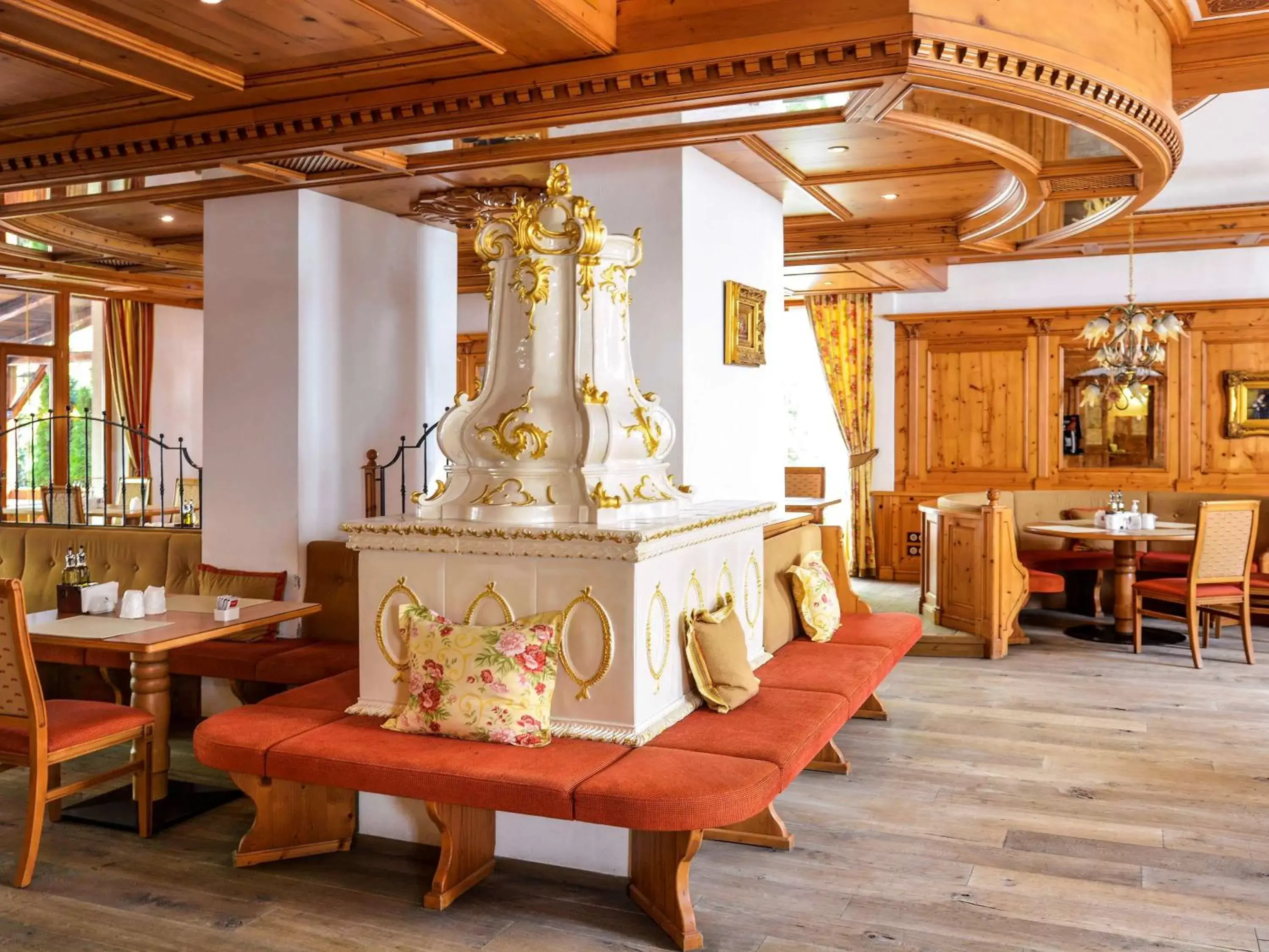 Restaurant/places to eat in Mercure Sighisoara Binderbubi Hotel & Spa