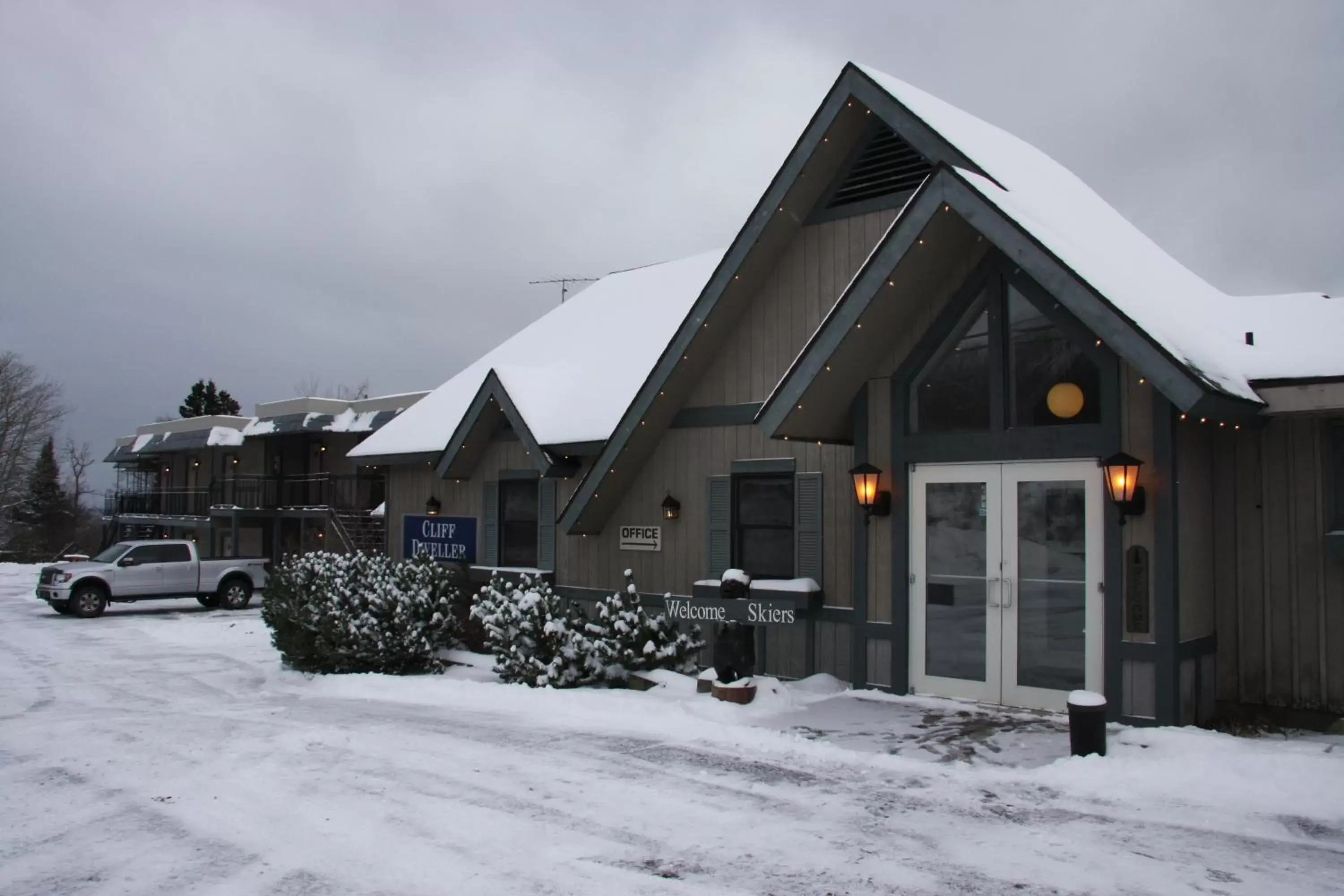 Facade/entrance, Winter in Cliff Dweller on Lake Superior