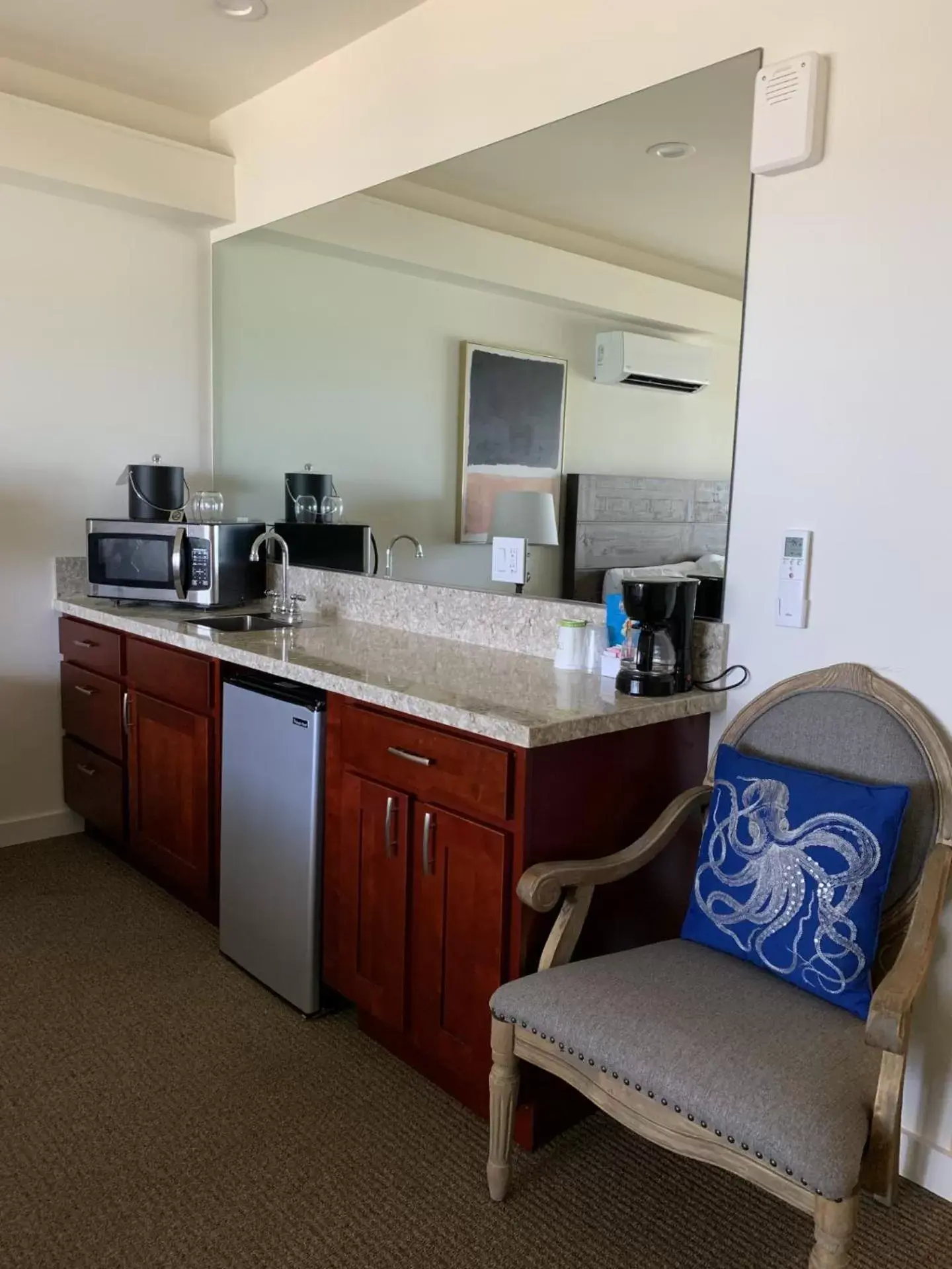 Coffee/tea facilities, Kitchen/Kitchenette in Hotel Coral Reef
