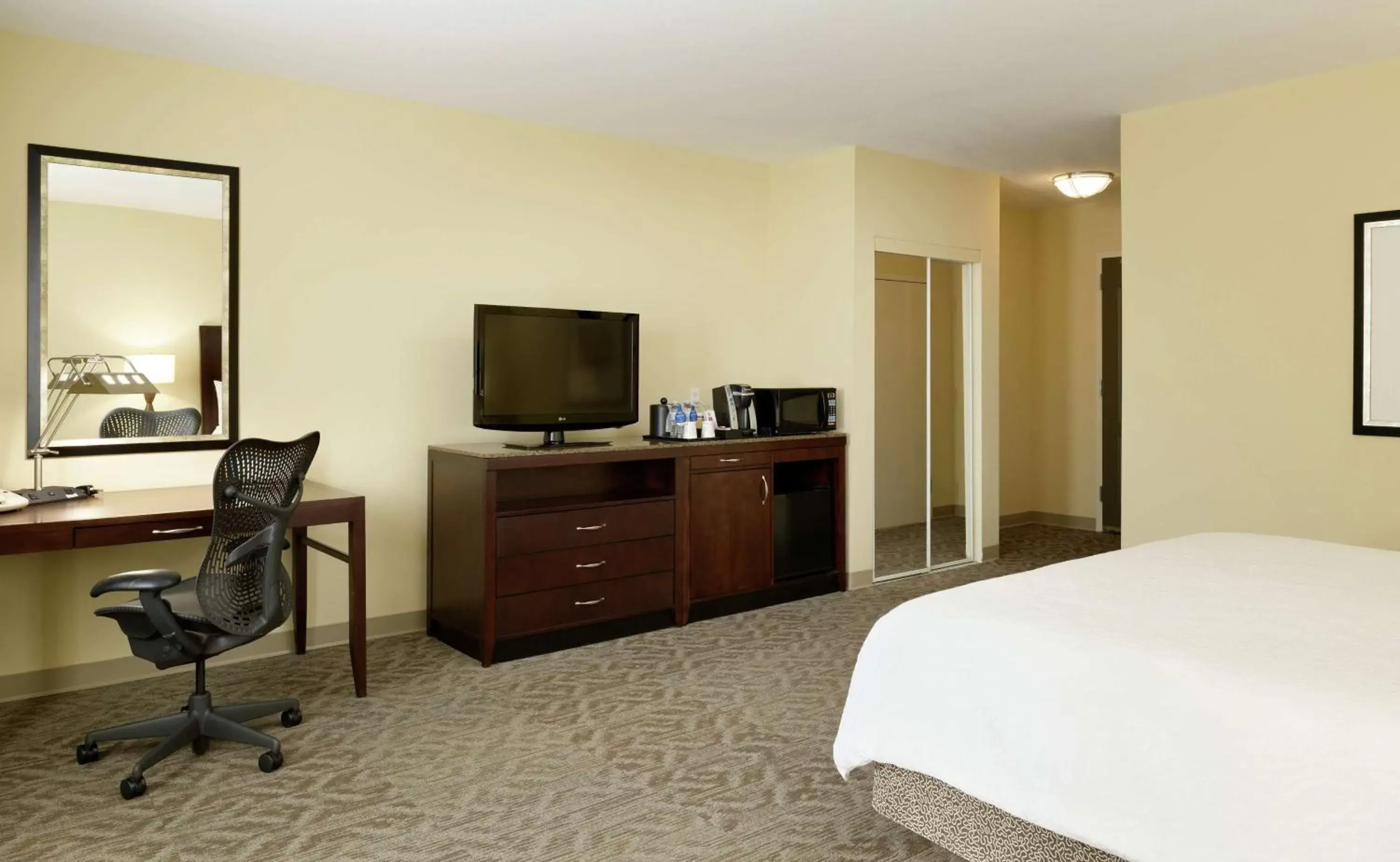 Bedroom, TV/Entertainment Center in Hilton Garden Inn Phoenix North Happy Valley