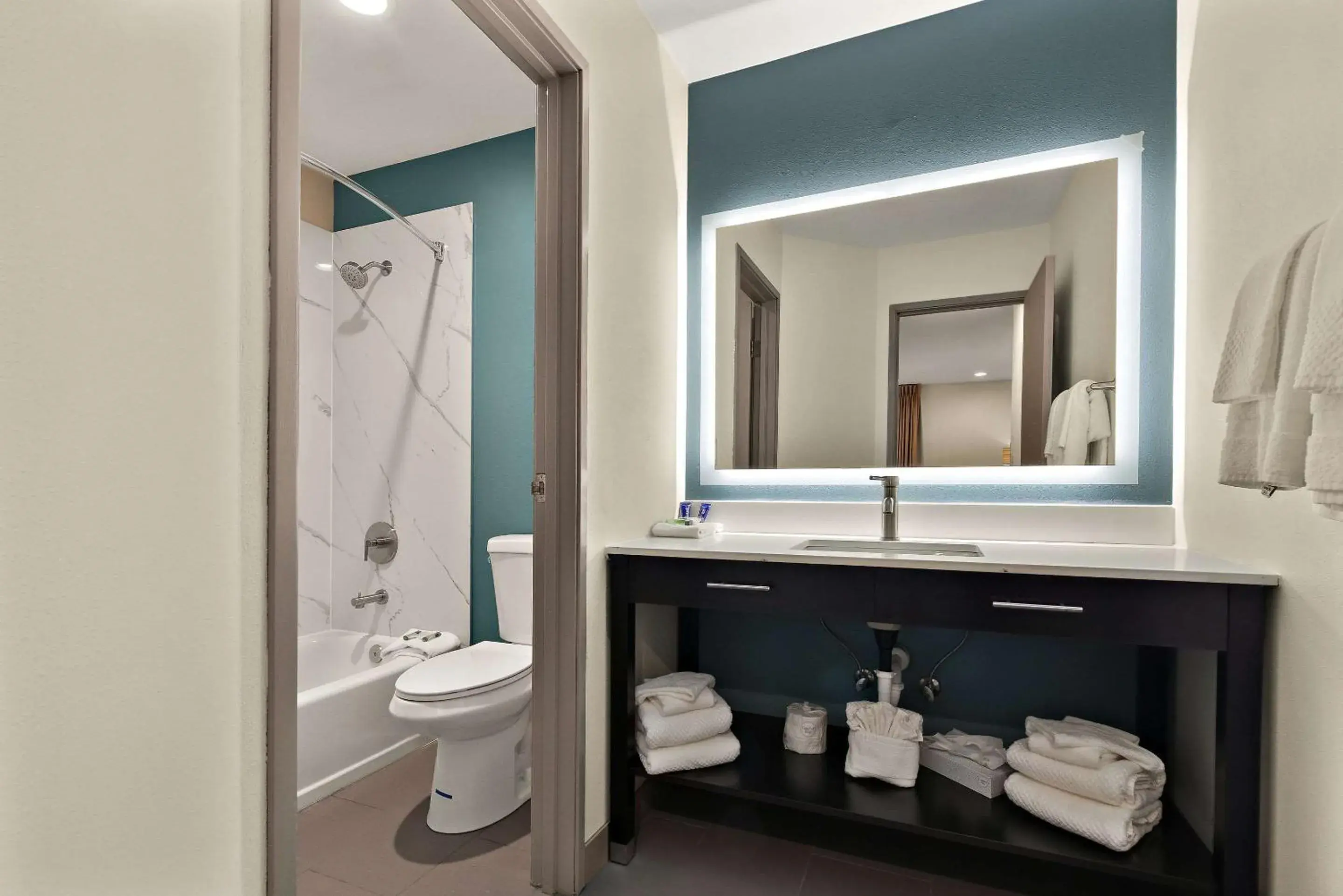 Bedroom, Bathroom in Super 8 by Wyndham Kelso Longview Area
