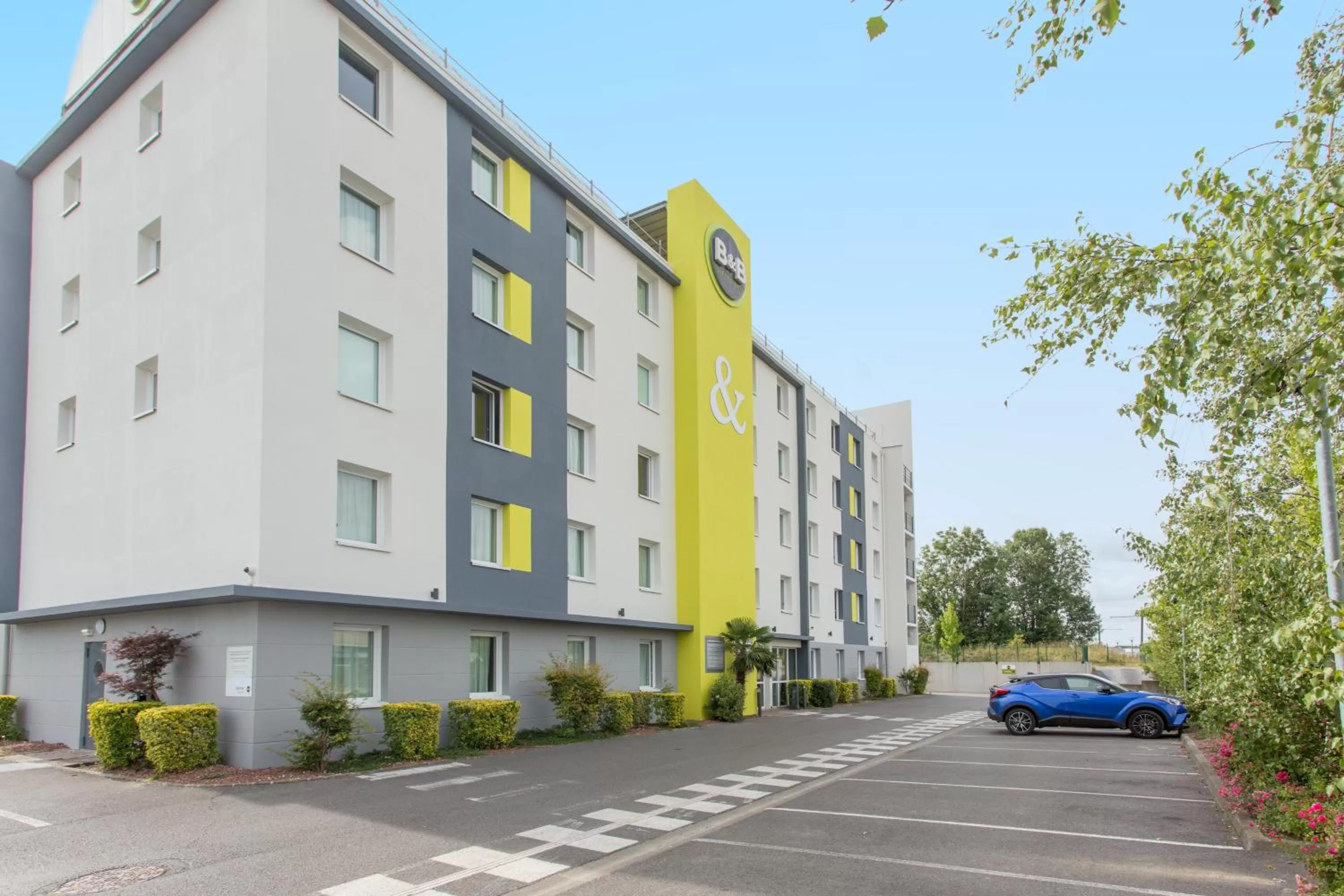 Facade/entrance in B&B HOTEL Valenciennes Marly