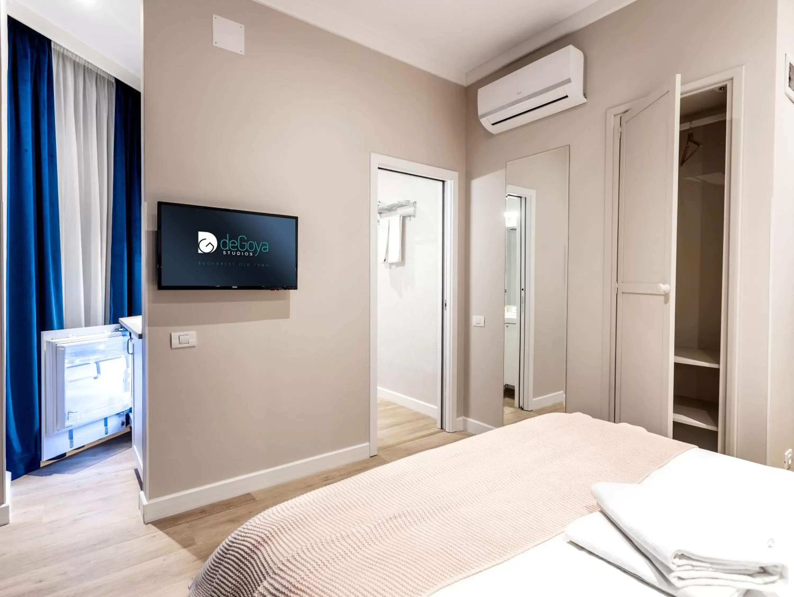 TV and multimedia, Bed in DeGoya Studios Bucharest Old Town TV and multimedia, Bed in DeGoya Studios Bucharest Old Town