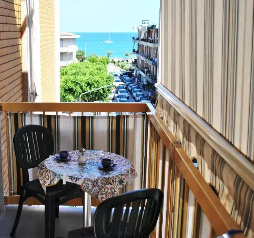 View (from property/room), Balcony/Terrace in B&b Cefalù