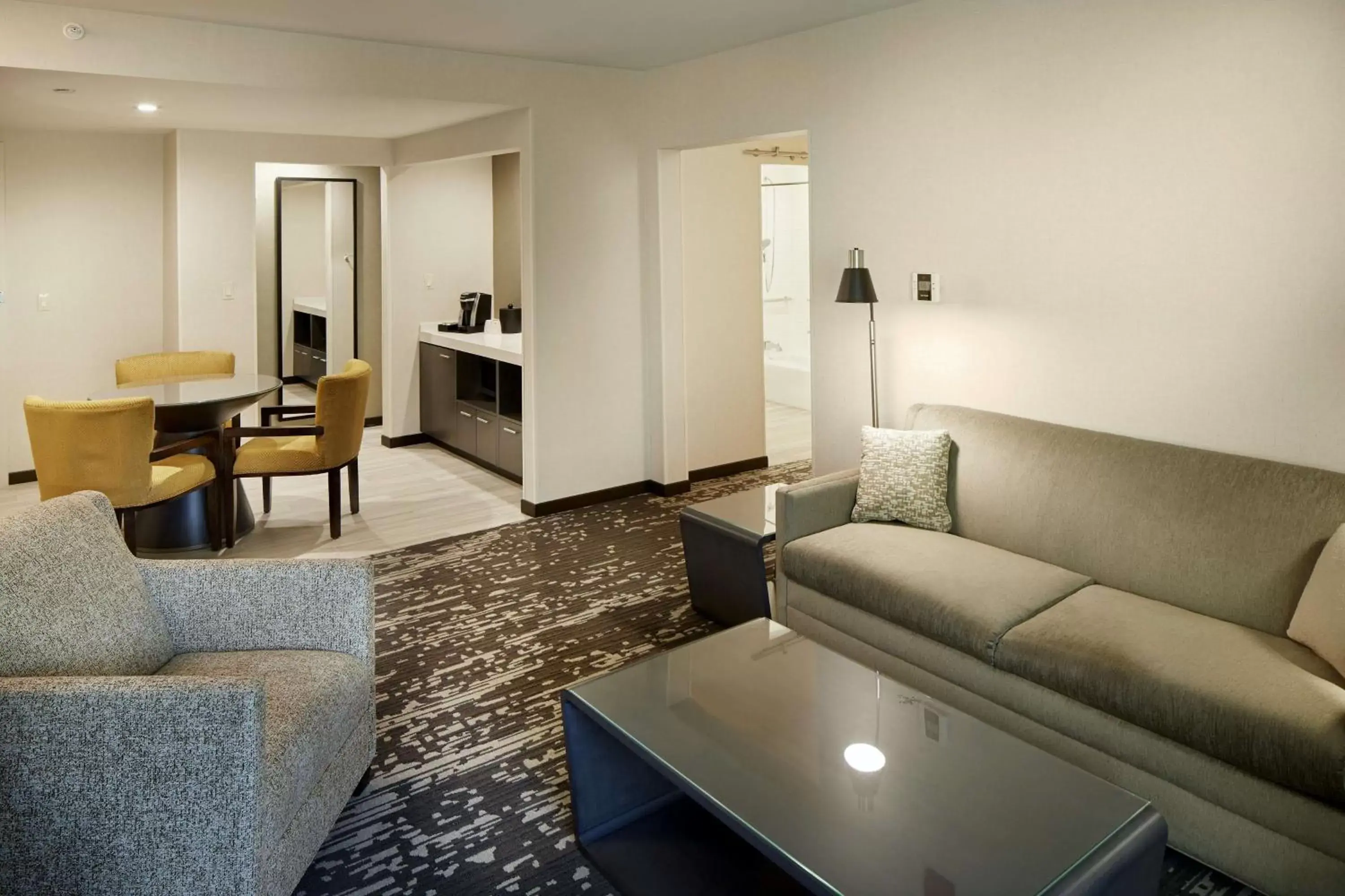 Living room, Seating Area in Hilton Garden Inn Roslyn