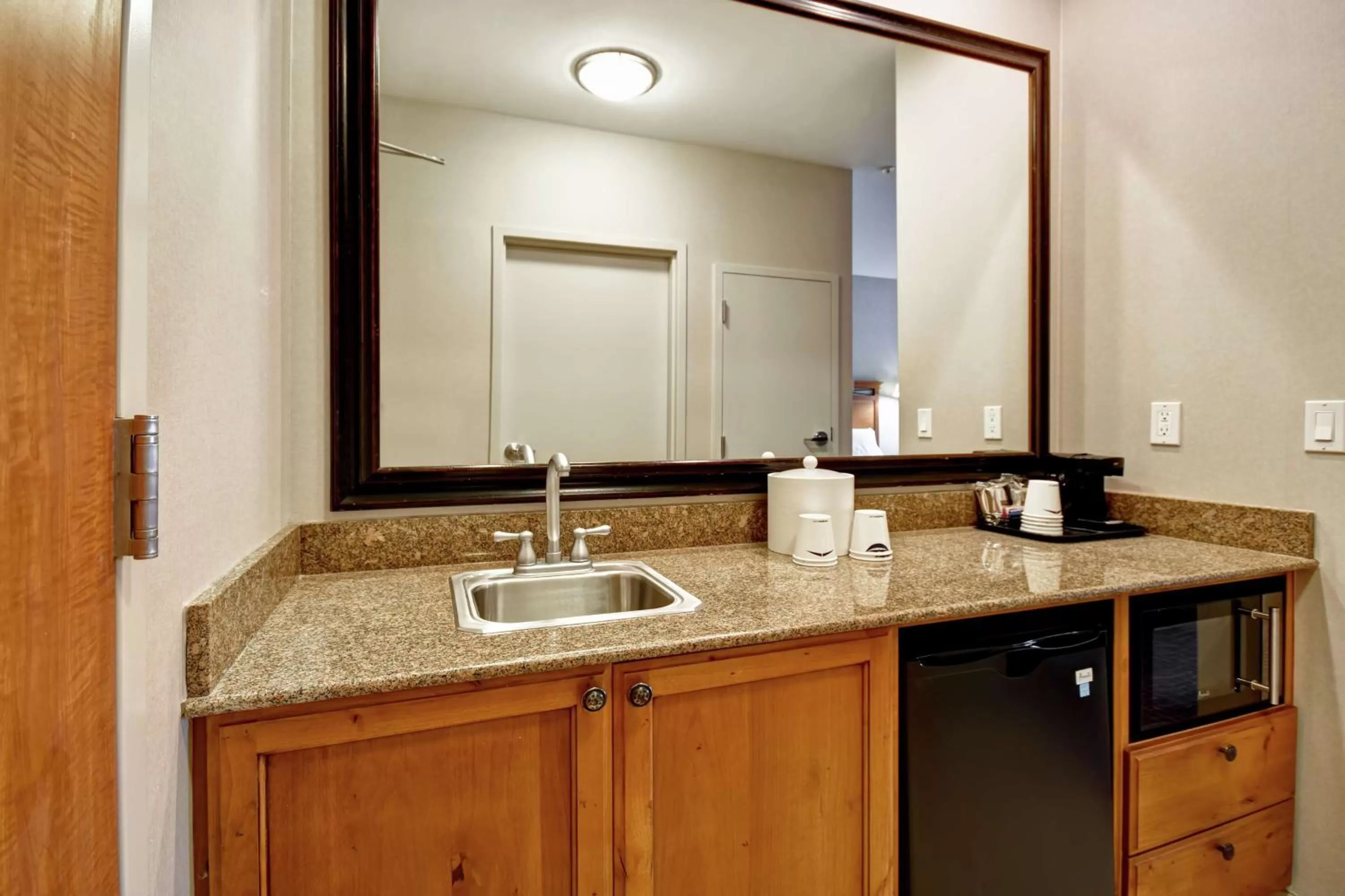Kitchen or kitchenette in Hampton Inn & Suites Salt Lake City-West Jordan